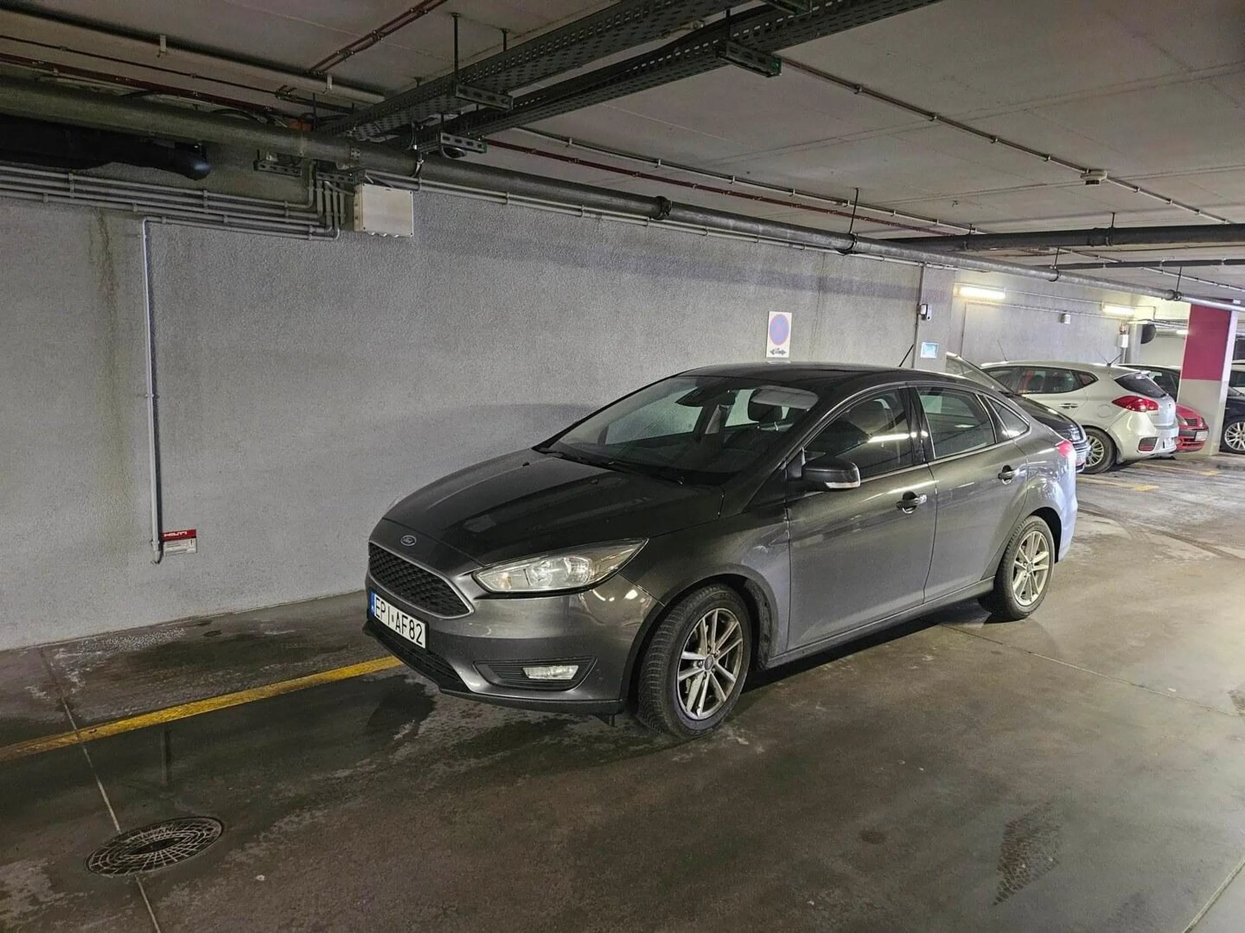 Znak B-36. Oznacza zakaz zatrzymywania się pojazdu. Kierowcy zalecam zapoznanie się z obowiązującymi znakami drogowymi.