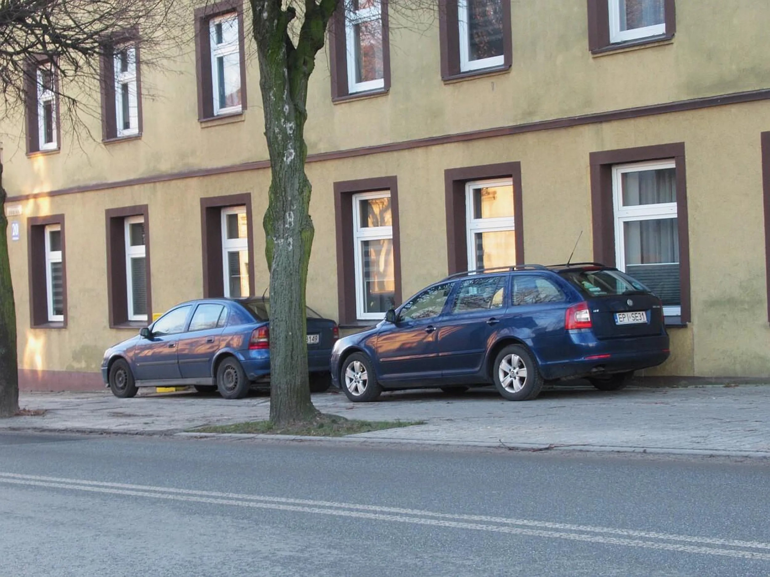 Jeżdżenie po chodniku - 1500 zł i parkowanie w niedozwolonym miejscu - 100 zł.