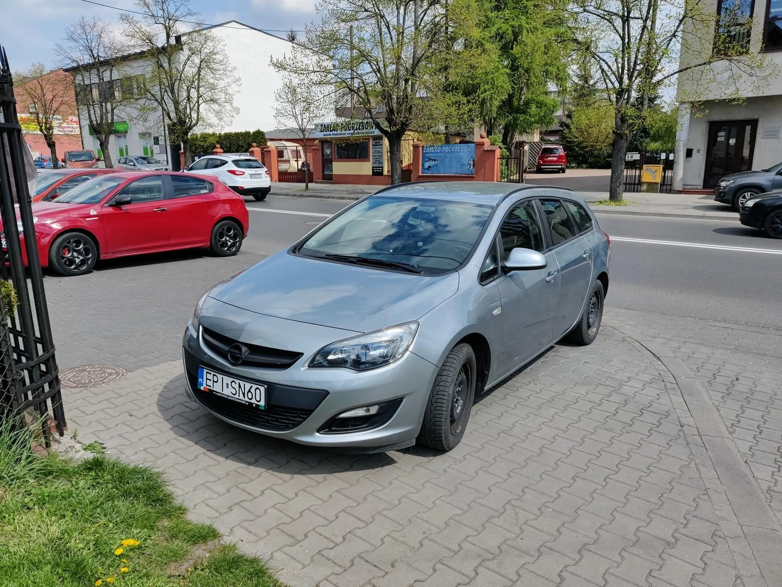 Coraz mniejsze to 1,5 metra dla pieszych. W dodatku samochód zostawiony przy samym zjeździe do stacji.