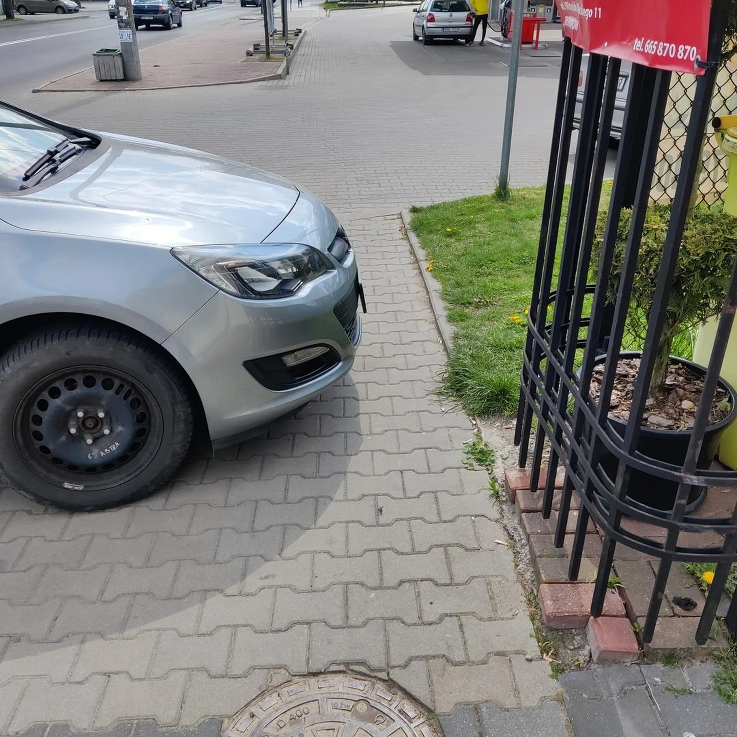 Coraz mniejsze to 1,5 metra dla pieszych. W dodatku samochód zostawiony przy samym zjeździe do stacji.