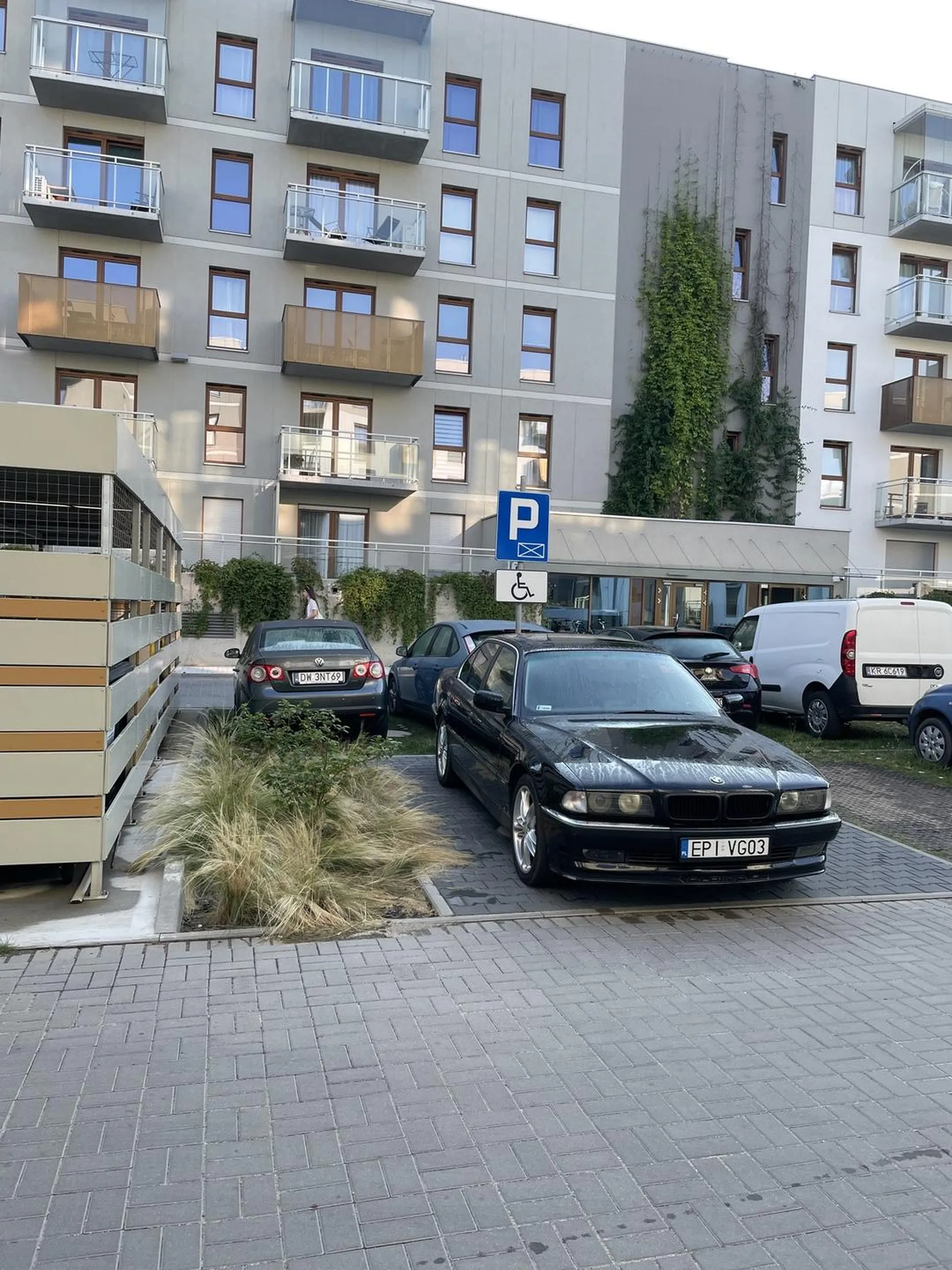 nasz ochroniarz, mlody chlop, a jak nie pod wiata smietnikowa to na miejscu dla niepelnosprawnych, a sam lata i karne kutasy rozdaje i straszy odholowaniem xd ironia