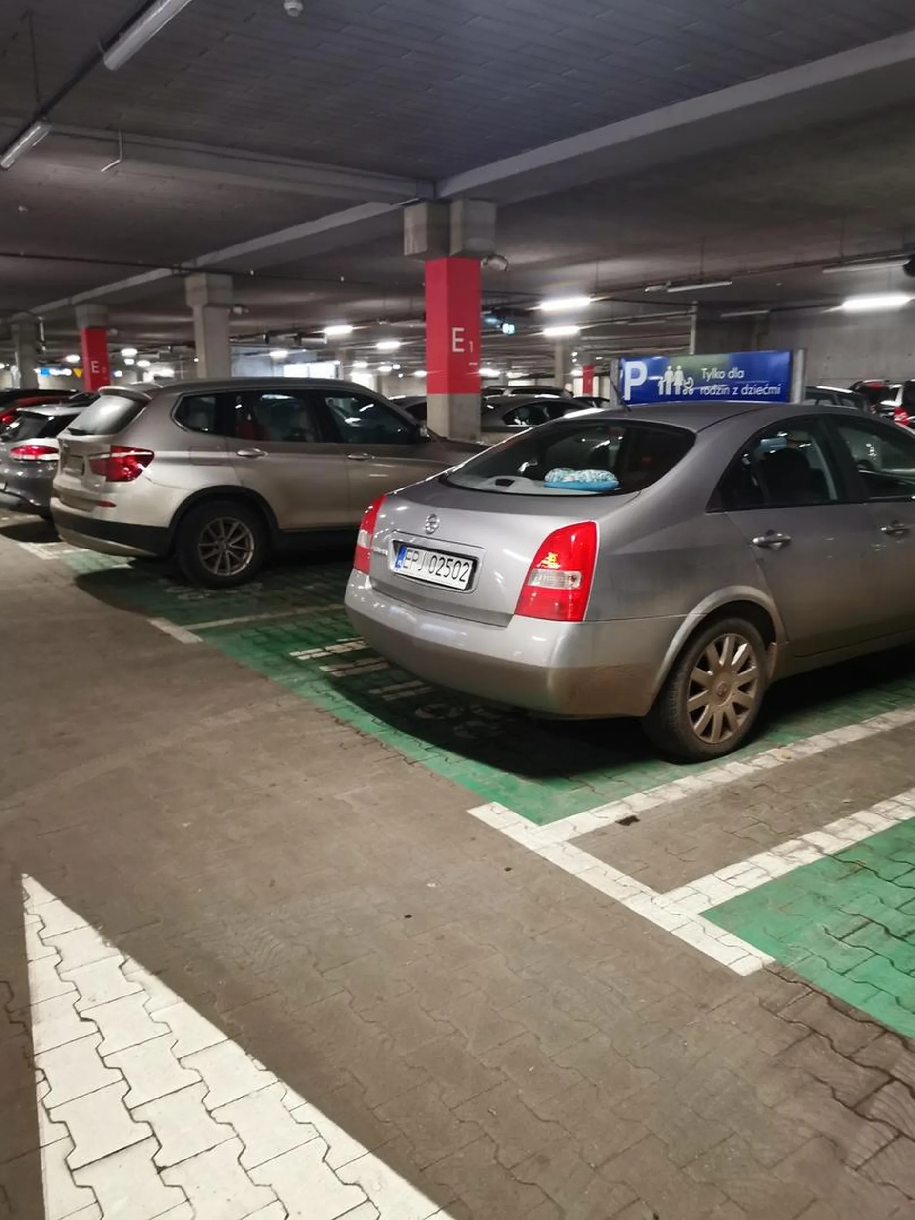 Zastanawiam się czy Pani zapomniała że nie przywiozła ze sobą żadnego dziecka, czy po prostu jest zbyt leniwa, żeby podejść kilka kroków i lubi utrudniać życie rodzicom i opiekunom którzy będą kombinować na innych miejscach z wyciąganiem wózków itp. Ogólnie, niefajna postawa. Po coś te dodatkowe miejsca powstały.