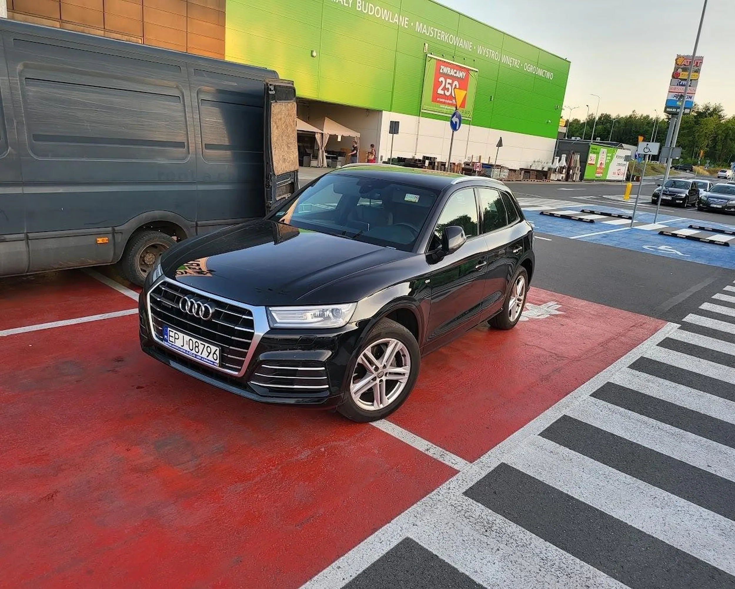 Pani zaparkowała samochód pod marketem Leroy Merlin w sposób jaki widać na zdjęciach - zajęła 2 miejsca parkingowe. W środku nie było żadnego fotelika, więc nie było widać, że przyjechała z dzieckiem/dziećmi. Jak zobaczyła, że robię zdjęcia, to wsiadła w samochód i odjechała w siną dal.