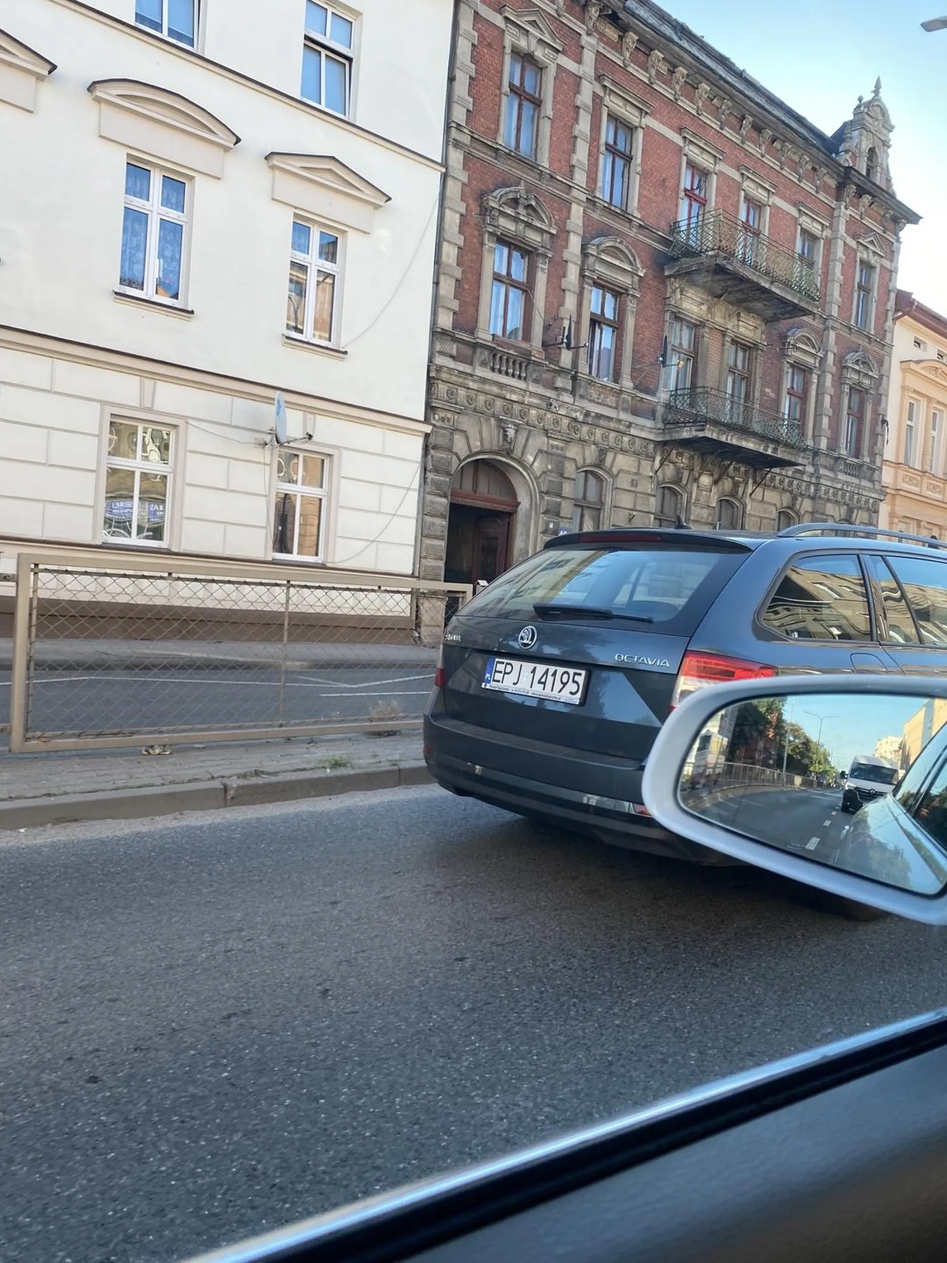 Burak jakich mało trąbi mruga długimi jak jest korek wyprzedza spycha z pasa w zabudowanym urządza sobie slalom między samochodami oraz wyzywa innych kierowców nie pozdrawiam tego Pana