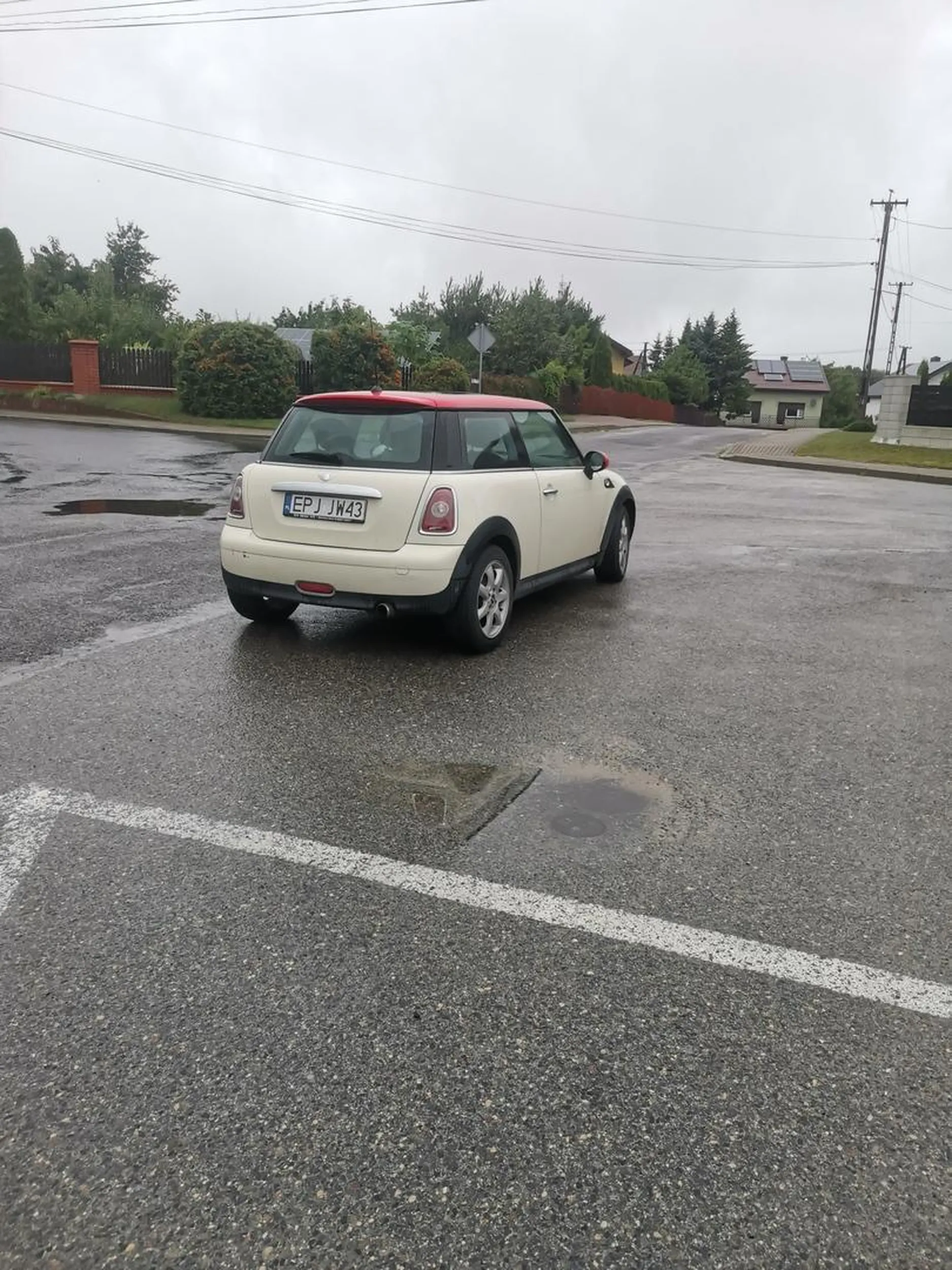 Robienie sobie ronda z skrzyżowania, parkowanie byle by zaparkować nie ważne czy to na chodniku czy na środku drogi lub jazda pod prąd to norma