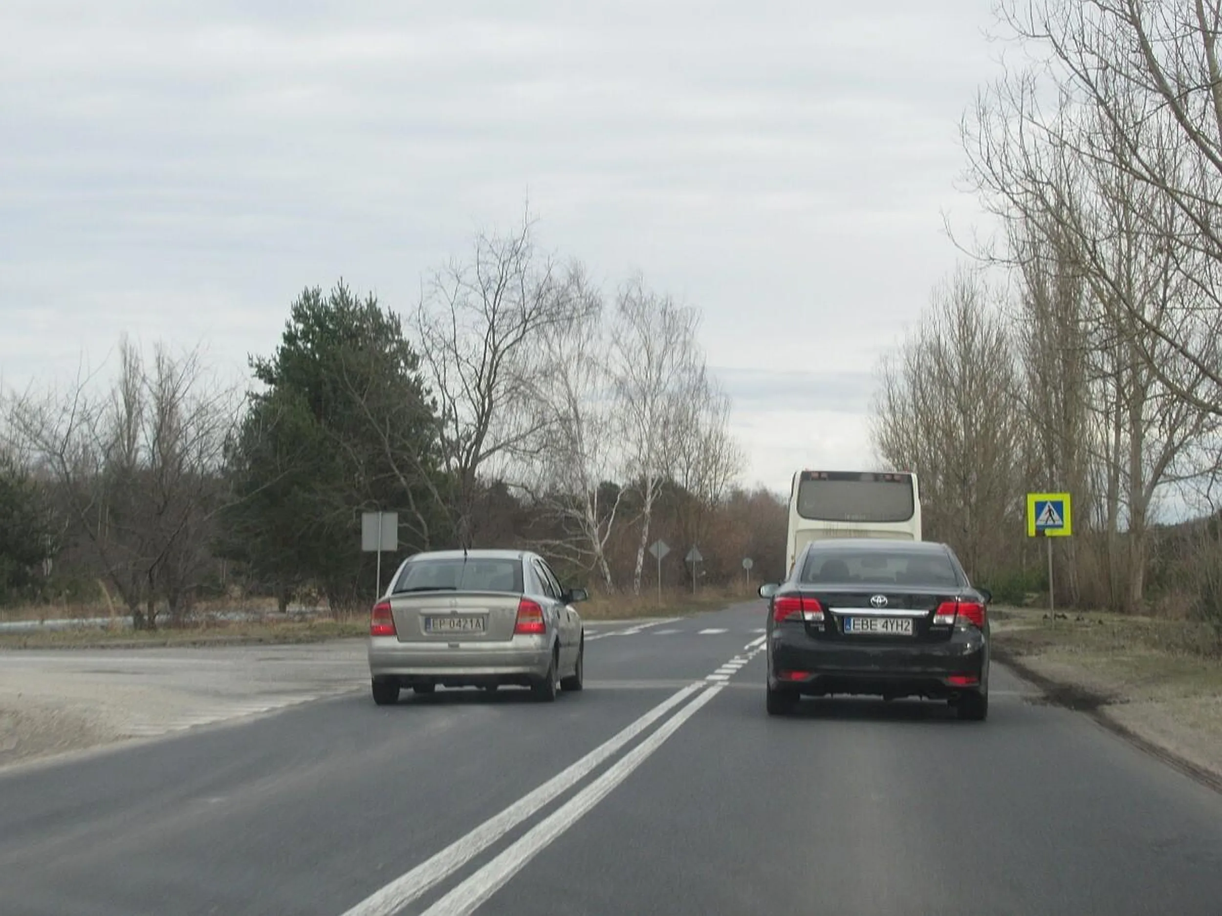 Baran wyprzedza na skrzyżowaniu, przejściu dla pieszych i linii podwójnej ciągłej. Zdjęcie z 10.03.2023. A dziś się doigrał, bo jakieś 25 km dalej wjechał w tył innego samochodu.