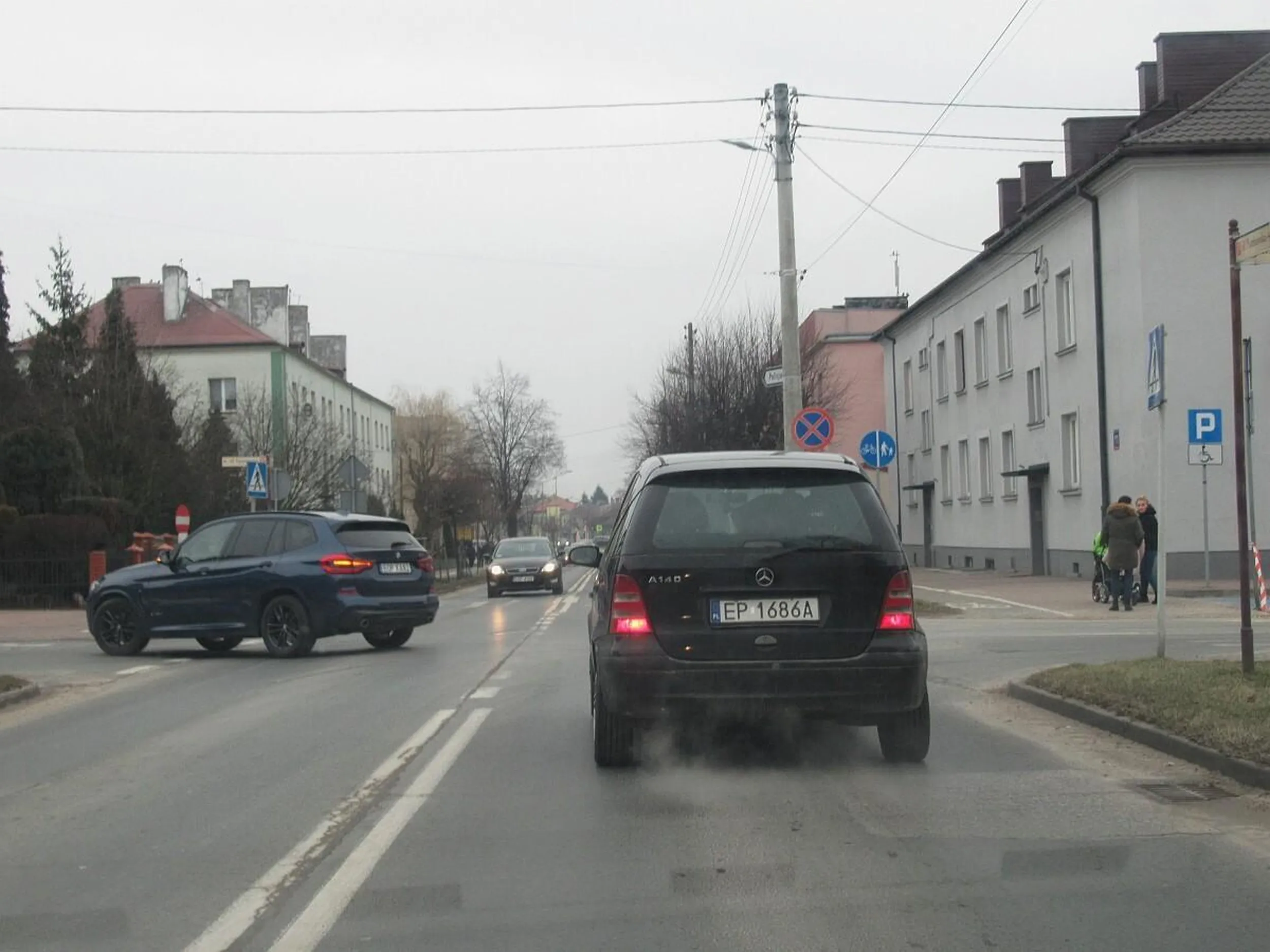 Popisy idiotki w Opocznie: 1. Niewpuszczenie samochodu wjeżdżającego z parkingu mimo korka na skrzyżowaniu 30 metrów dalej. 2. Na ww. skrzyżowaniu zamiast ominąć skręcający w lewo samochód z prawej strony stała i czekała aż ten skręci. 3., Jakieś 100 metrów dalej nie przepuściła pieszych na przejściu dla pieszych. Tak się spieszyła, żeby kilkadziesiąt metrów dalej zatrzymać się przed rondem. 4.. I na koniec najlepsze: stojąc w kolejce do zielonego światła na remontowanym odcinku drogi z ruchem wahadłowym wyrzuciła kiepa przez okno. Ale się zdziwiła, gdy kilkanaście sekund później ten kiep wylądował we wnętrzu jej samochodu. Kierowczyni w wieku ok. 25-30 lat. Nie pozdrawiam! Zdjęcie z sytuacji nr 2. Kto takiemu babonowi dał prawo jazdy?