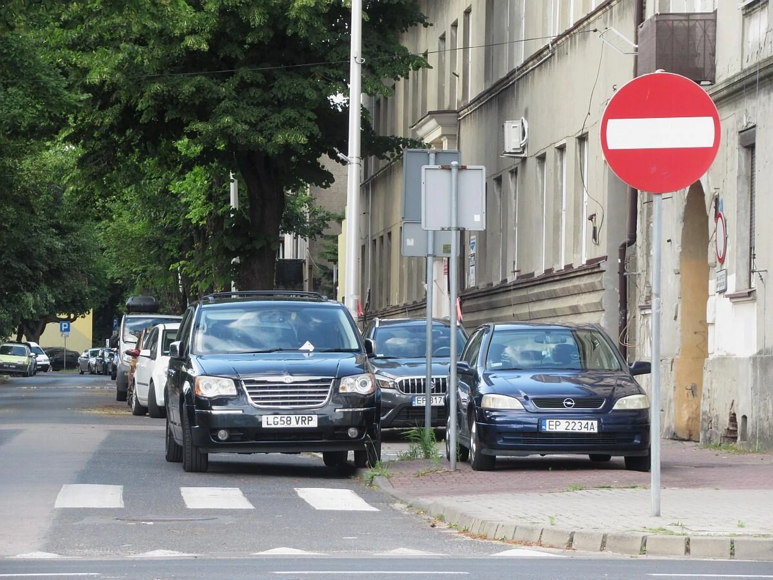 Kierowca opla nie zna przepisów ruchu drogowego, podobnie jak strażnik miejski odbierający telefon, który stwierdził, że na chodniku ten zakaz zatrzymywania w odległości mniejszej niż 10 m od przejścia dla pieszych nie obowiązuje.
