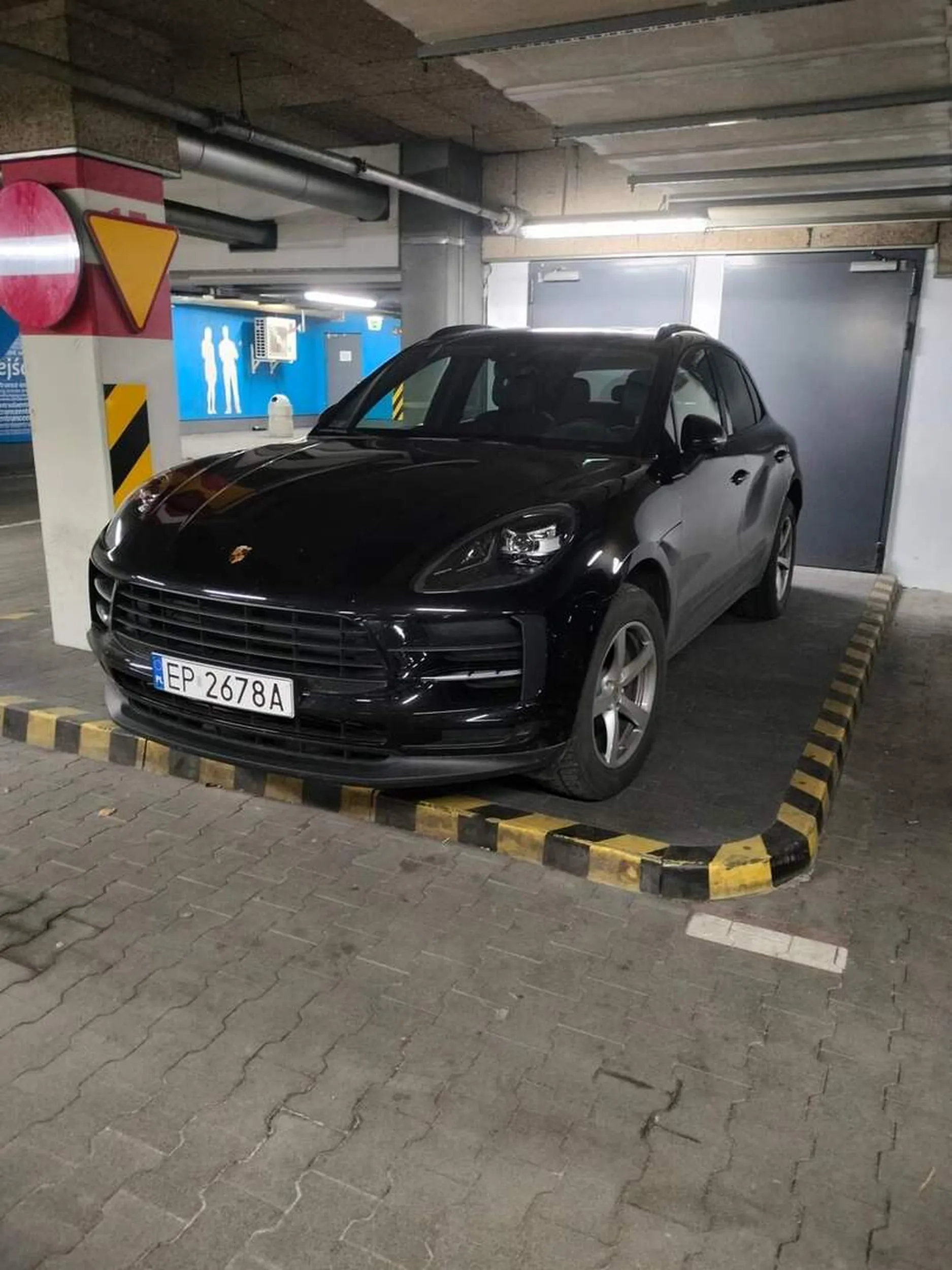 Blokowanie drzwi od wyjścia ewakuacyjnego Galeria Jurajska w Częstochowie