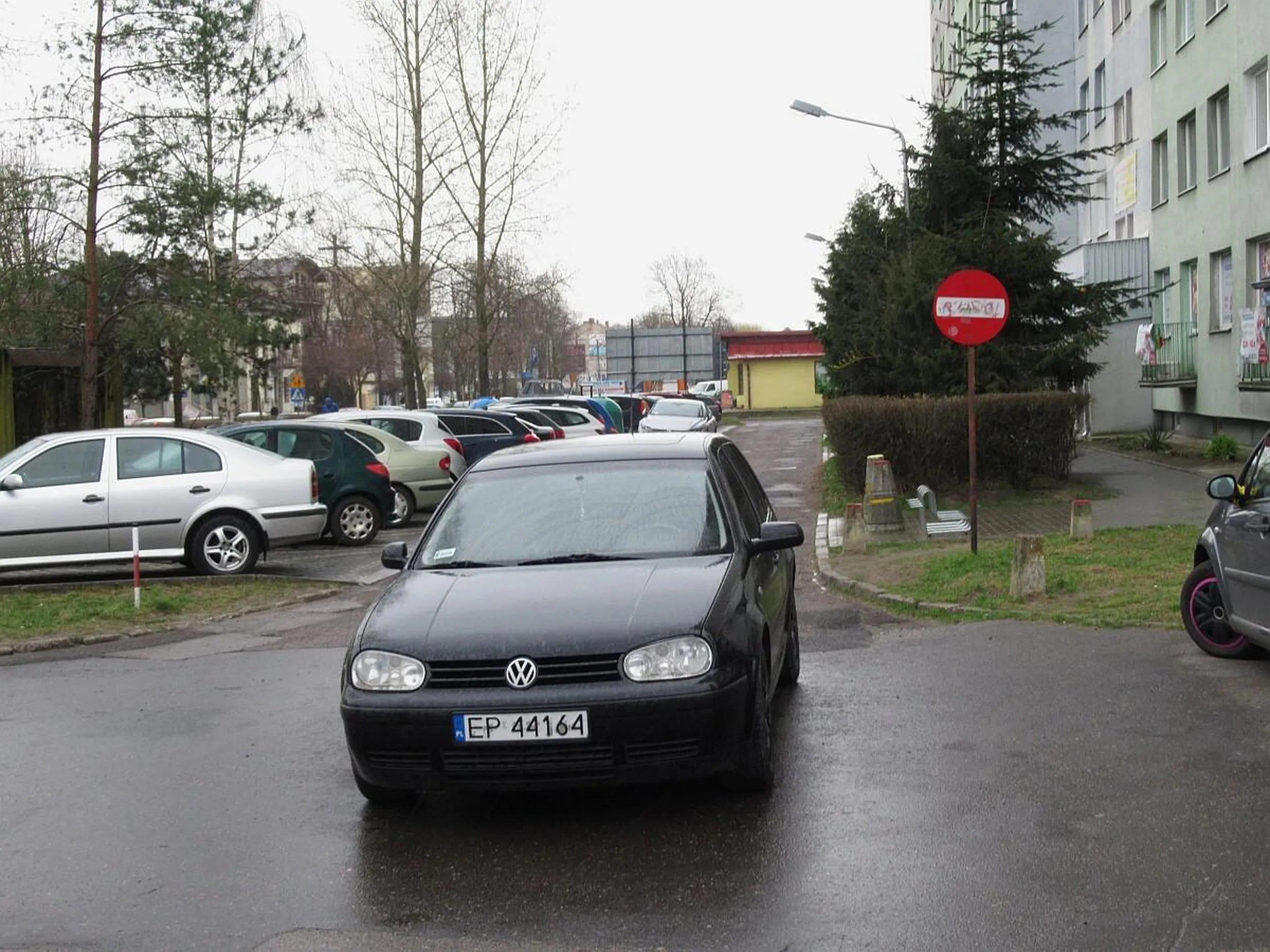 Mamuśka przyjechała po dziecko do przedszkola i zaparkowała na środku parkingu, utrudniając innym manewrowanie.