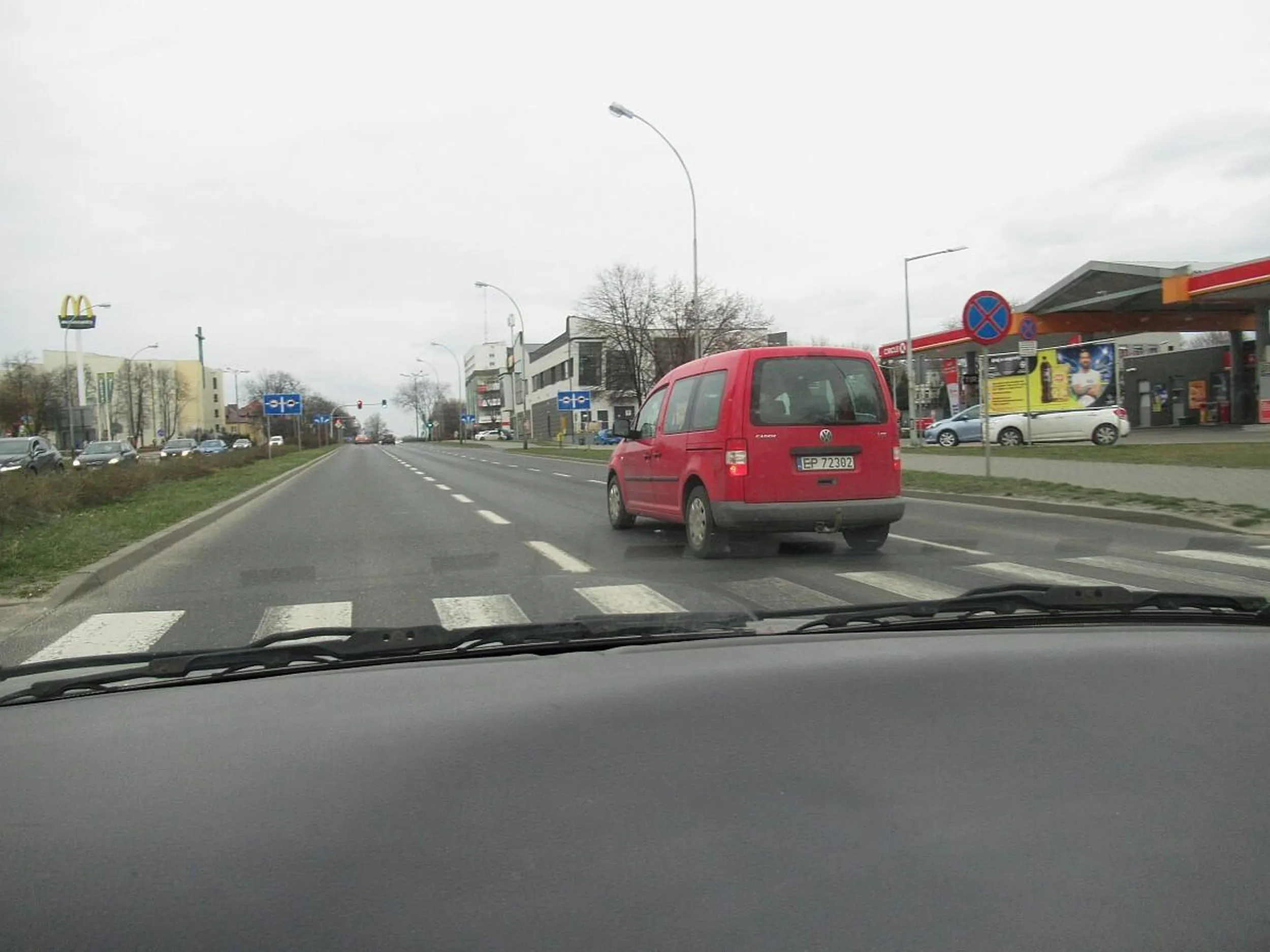 Piękny przykład wyprzedzania na przejściu dla pieszych. Kierowca taki po dwudziestce, krótko ostrzyżony, że nie wiadomo czy to facet czy kobieta. Kilkanaście sekund później spotkaliśmy się na czerwonym świetle na widocznym w tle skrzyżowaniu.