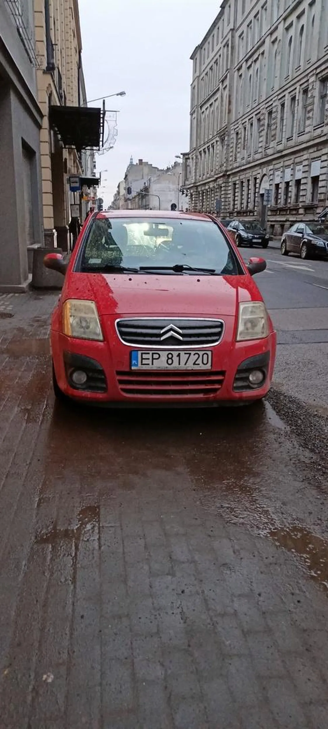 Dobrze, że kilka metrów wstecz nie zaparkowane, bo ludzie by do autobusu musieli po dachu Citroena wsiadać