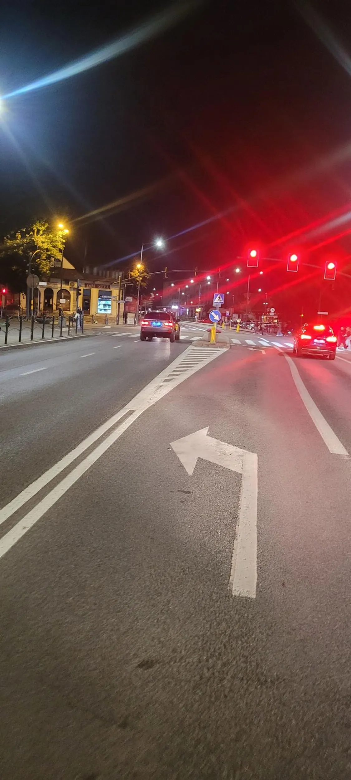 Pijak jazda całą ulicą od brzegu do brzegu oraz na czerwonym pod prąd