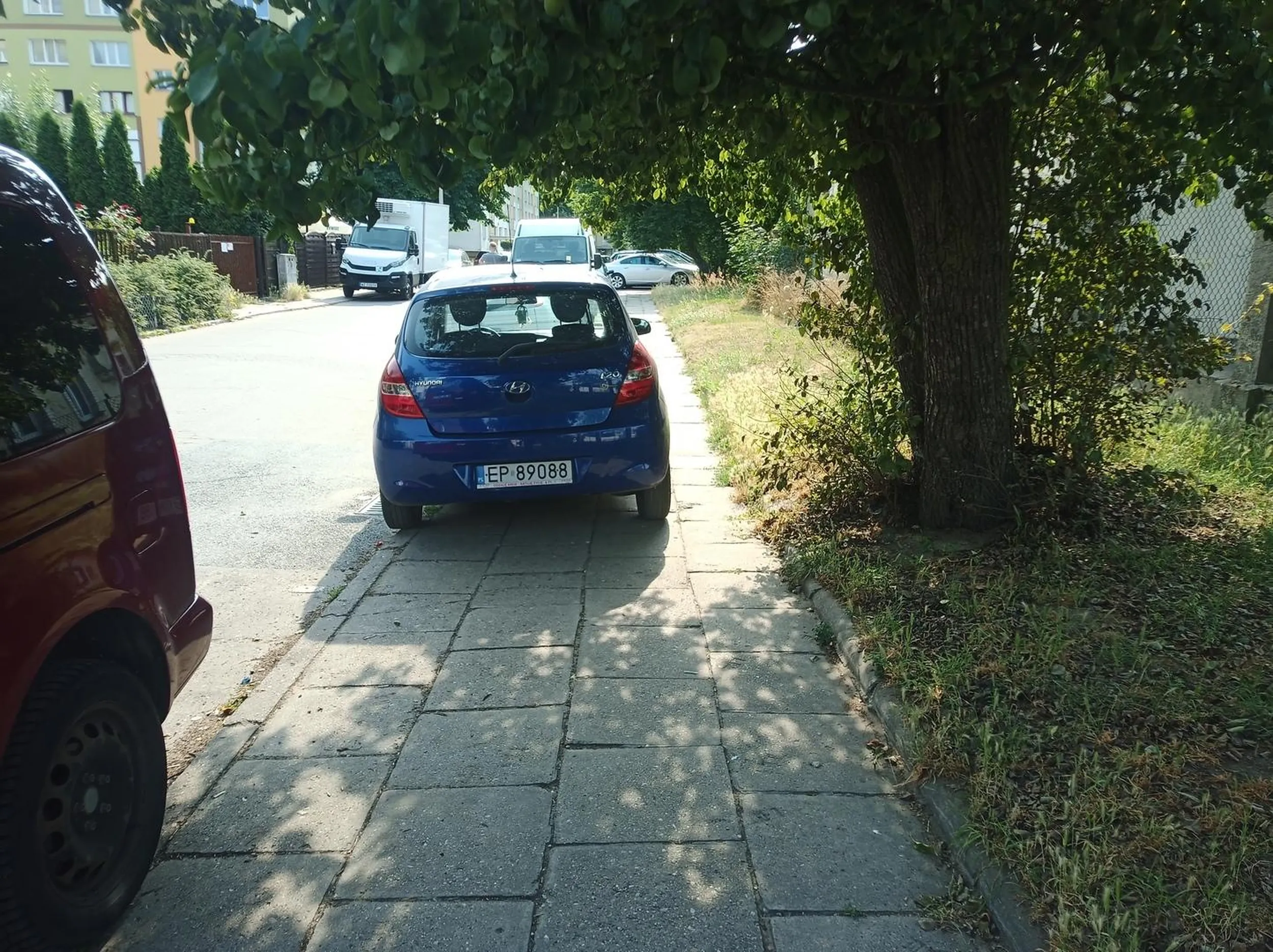 Radzę przypomnieć sobie przepisy ruchu drogowego. Pani się słowem nie odezwała na zwrócenie uwagi o zastawieniu chodnika. 2023.07.10 16:43, Łódź, ul. Michała.