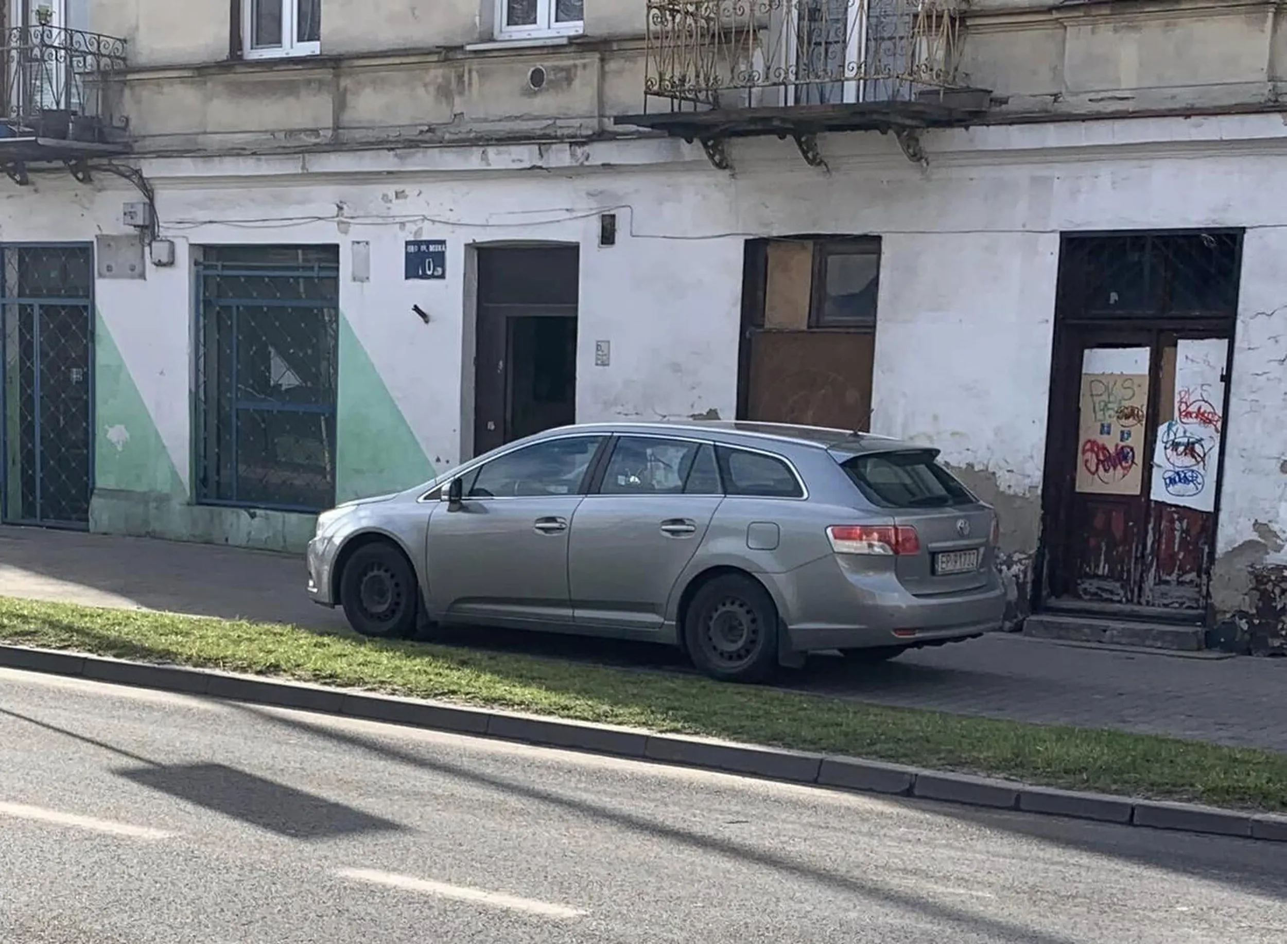 Baran jeździ po chodniku, żeby zaparkować pod swoim oknem w miejscu, gdzie parkowanie jest niedozwolone. Miejsce parkowania: https://goo.gl/maps/SsnwDWN5x5fJW6Tz5