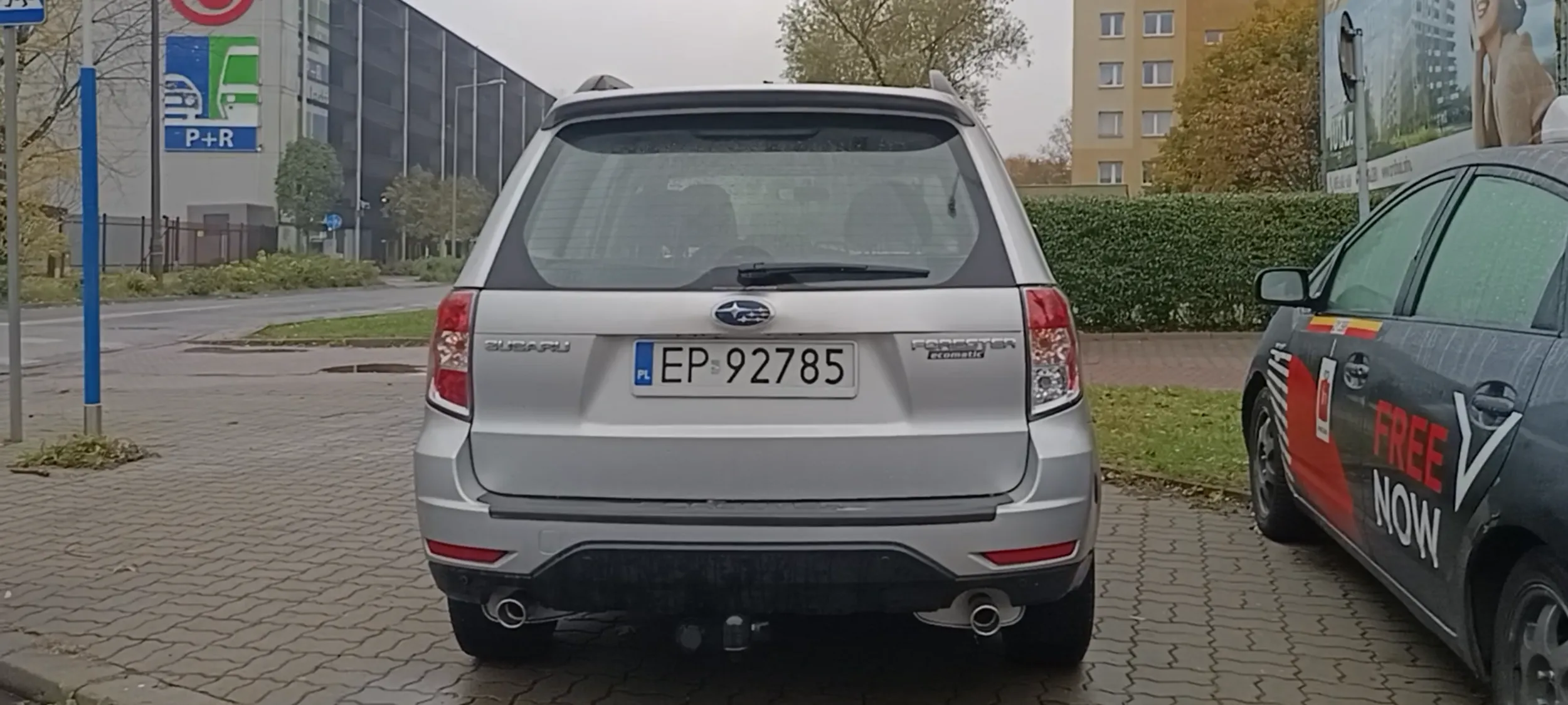 Ten kierowca ciągle parkuje na zakręcie drogi, utrudnia widoczność bo zaraz za autem jest ścieżka rowerowa, parkuje na chodniku i zastawia dojście do przejścia dla pieszych. Należy ukarać, zakuć w dyby i wymierzyć 200 batów, a potem nadzorować przez policję albo odesłać do Strefy Gazy!