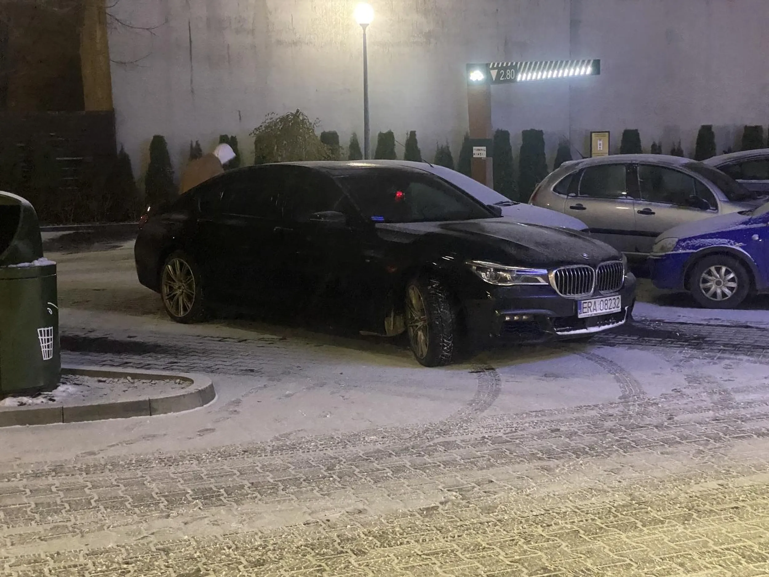 Mistrz kierownicy. Parkowanie na 4 miejscach parkingowych pod McDonald’s. Jeśli masz za duże auto to polecam przesiąść się do Mini ;)
