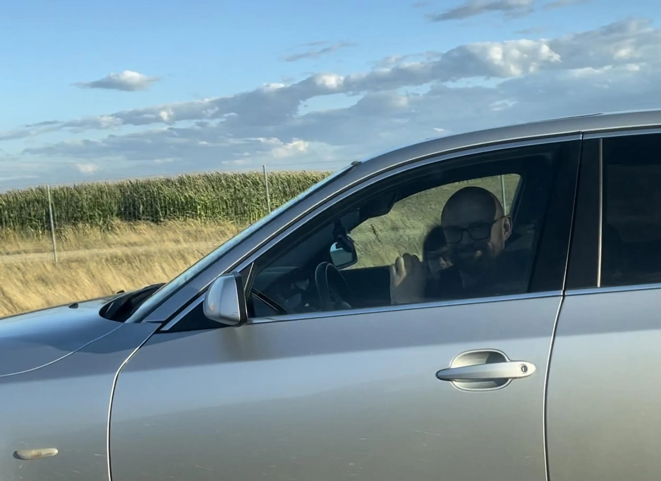 Jeździ jakby był niedorozwinięty, a prawo jazdy znalazł w paczce chipsów … w dodatku jechał z dzieckiem, a stanowi zagrożenie dla innych na drodze. Zmienia pasy tak, żeby wjechać mu w dupę. Omijać szerokim łukiem