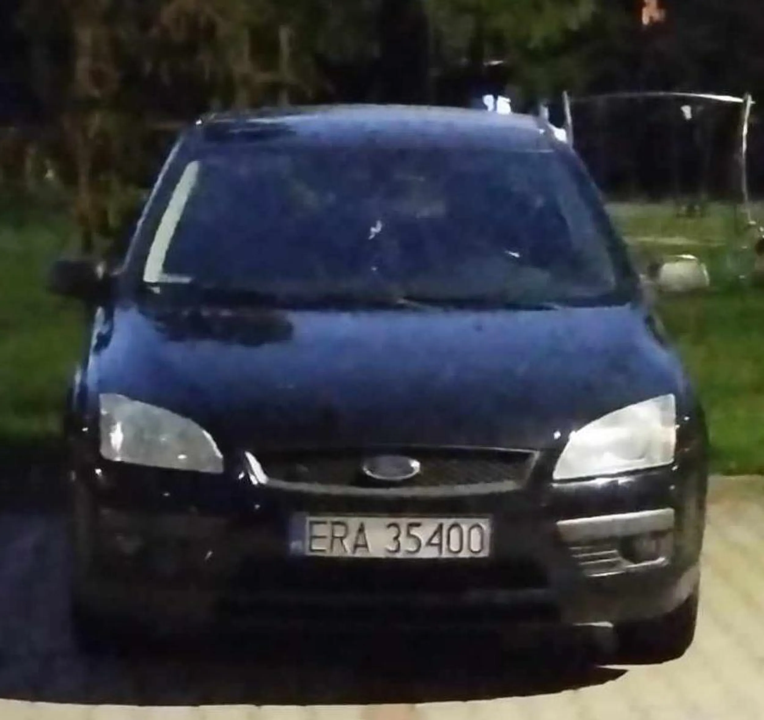 Kolejny lamus, który nie potrafi parkować !!! Jeździ starym "gniotem" ale zajmuje dwa miejsca parkingowe na pustym parkingu dla trzech samochodów  !!! Obyś Ty szczęścia w miłości nie zaznał !!! Baran w Fordzie ERA 35400  ! Czy to normalka ???!!!