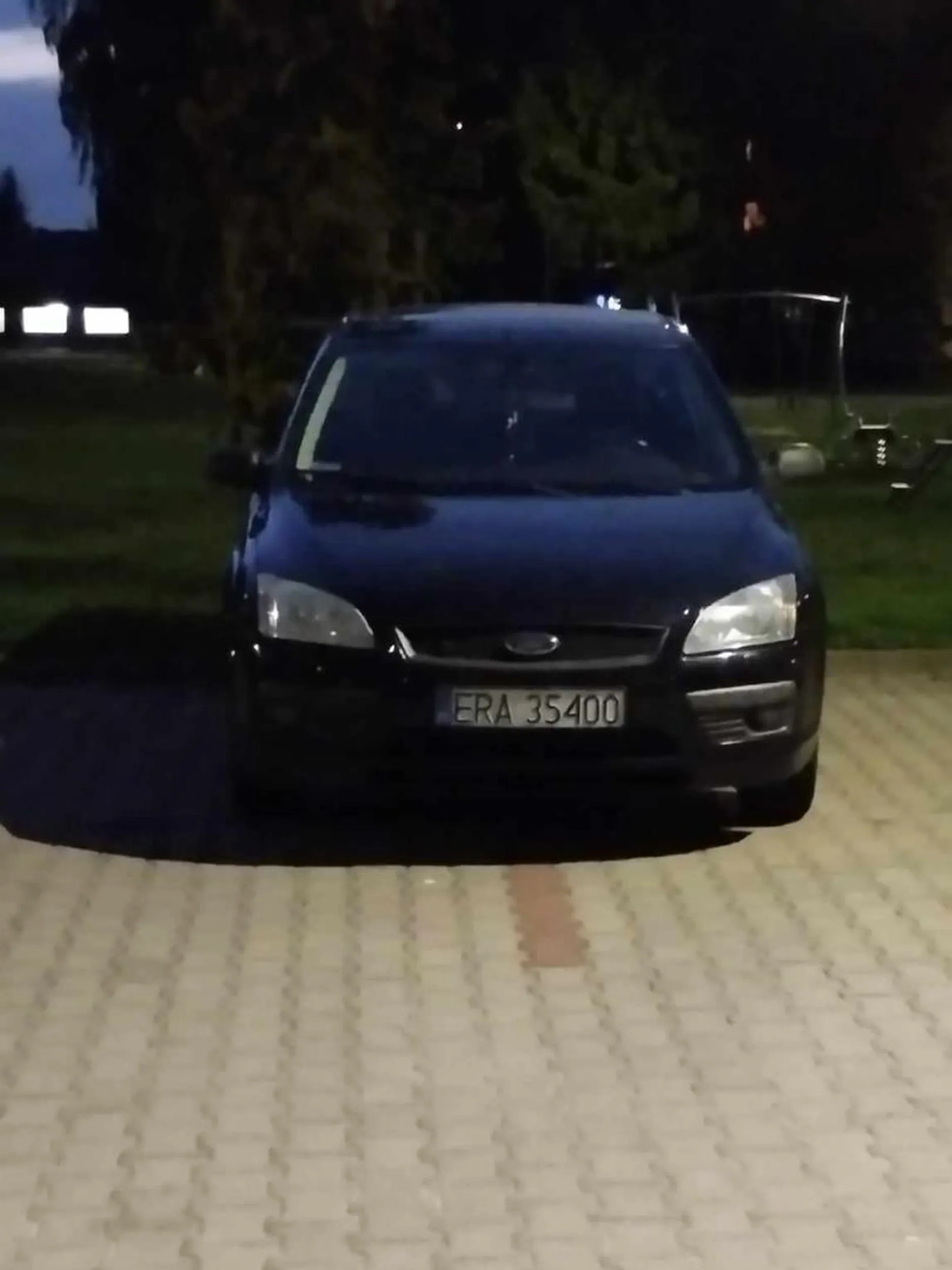 Kolejny lamus, który nie potrafi parkować !!! Jeździ starym "gniotem" ale zajmuje dwa miejsca parkingowe na pustym parkingu dla trzech samochodów  !!! Obyś Ty szczęścia w miłości nie zaznał !!! Baran w Fordzie ERA 35400  ! Czy to normalka ???!!!