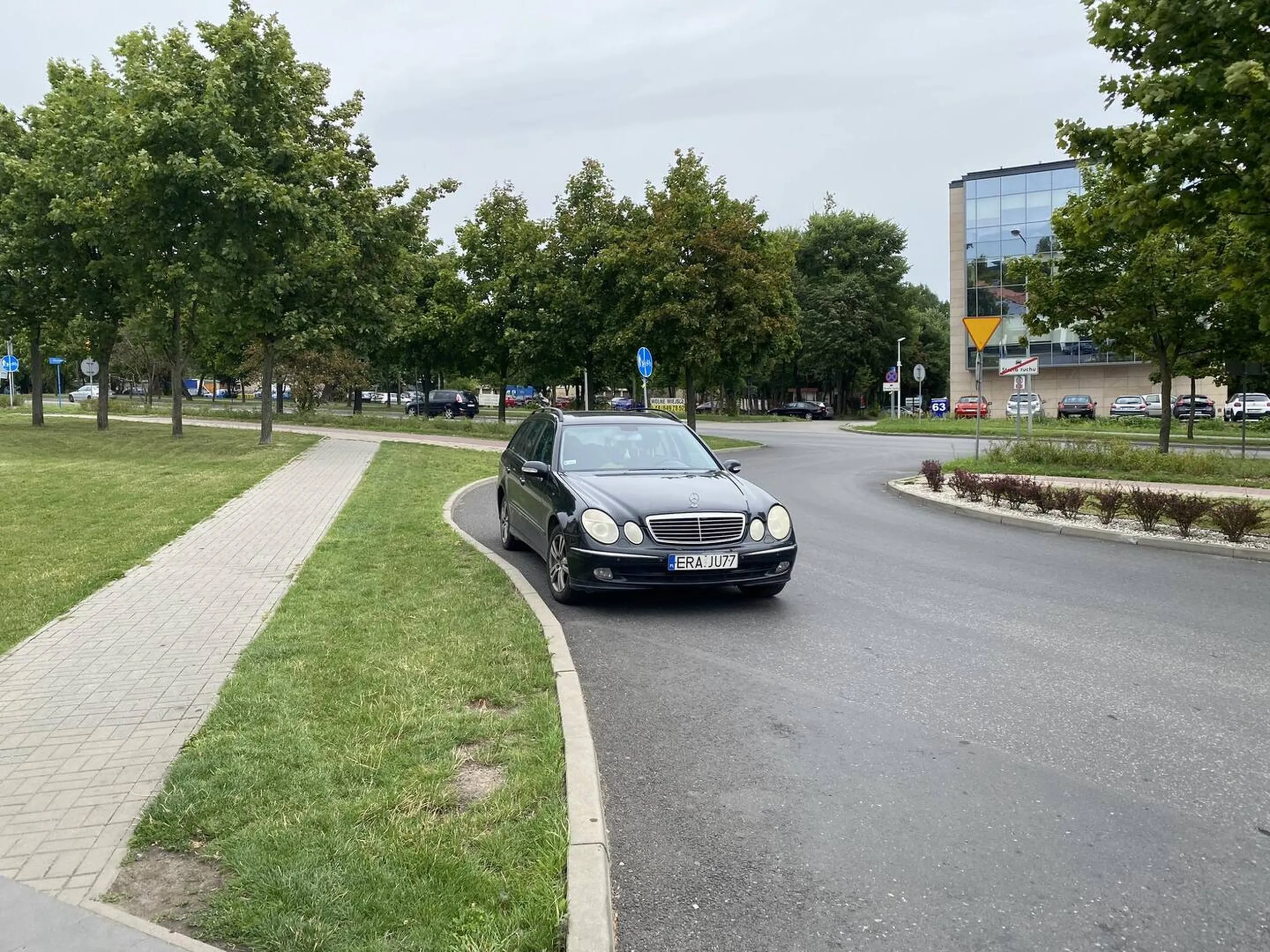 Prowincjusz przyzwyczajony do parkowania furmanki pod stodołą parkuje na środku wjazdu na w połowie pusty parking.