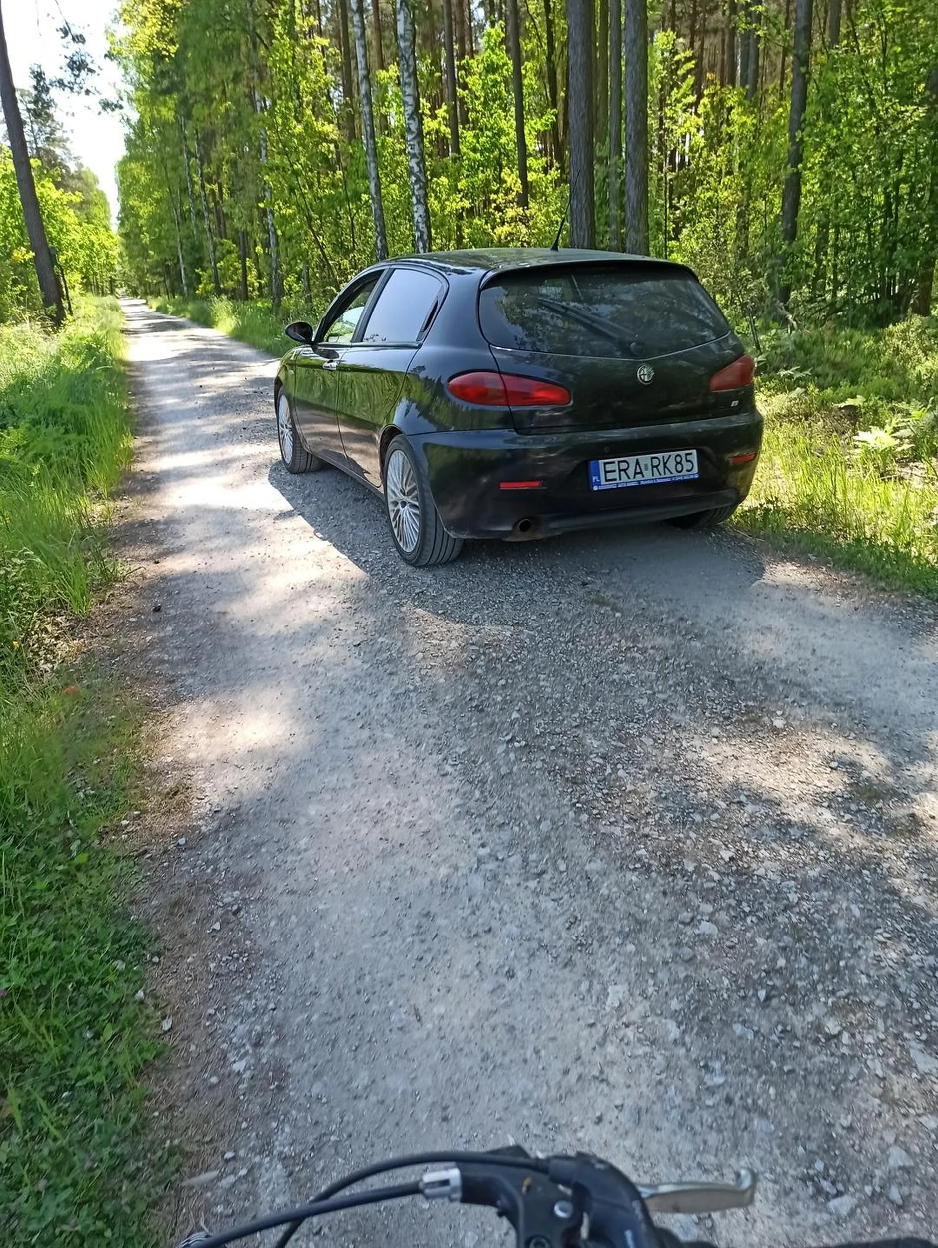 Szaleniec jeździ po lesie płoszy zwierzęta