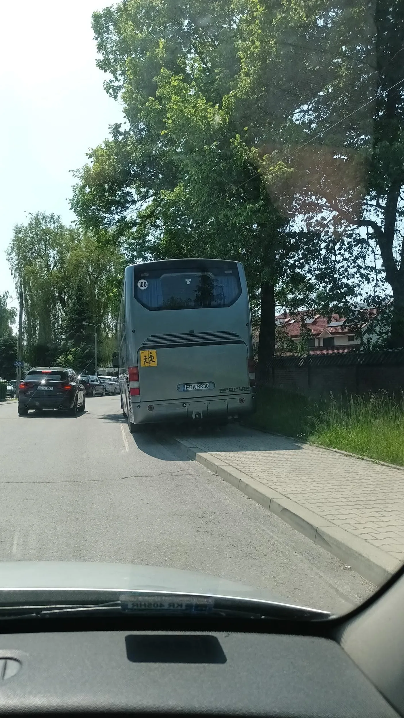 Zastawia cały chodnim autobusem i znika na pół dnia. Szkoda mu kilka złotych na parking, który jest kilkadziesiąt metrów obok.