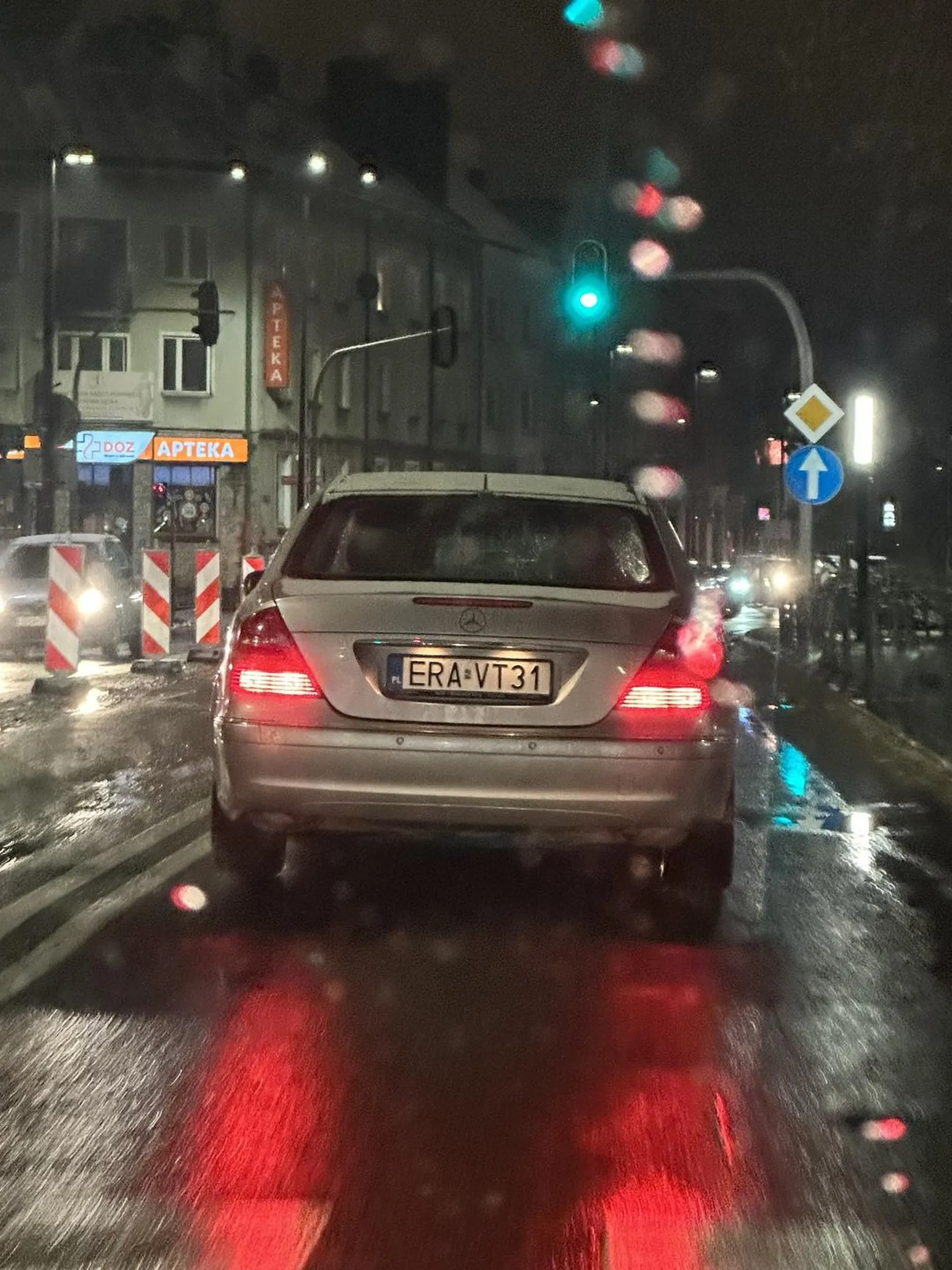 Szeryf drogowy, wyjeżdża wymuszajac i jedzie 10km/h na zielonym