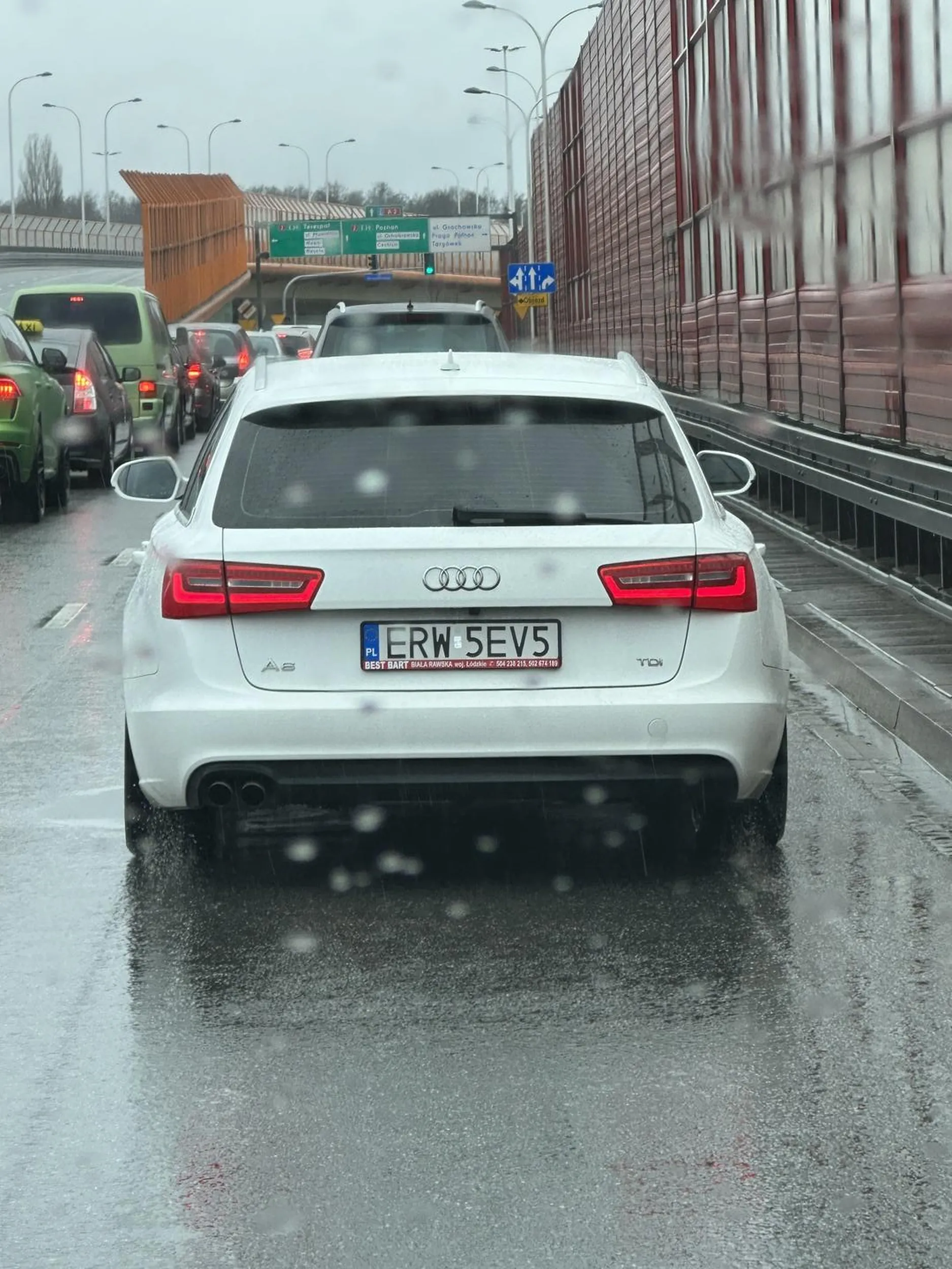 Chłopie jak zmieniasz pas to włączenie kierunkowskazu i zjazd na pas bez sprawdzenia czy jest wolny nie daje Ci przywileju, pacz w te lusterka