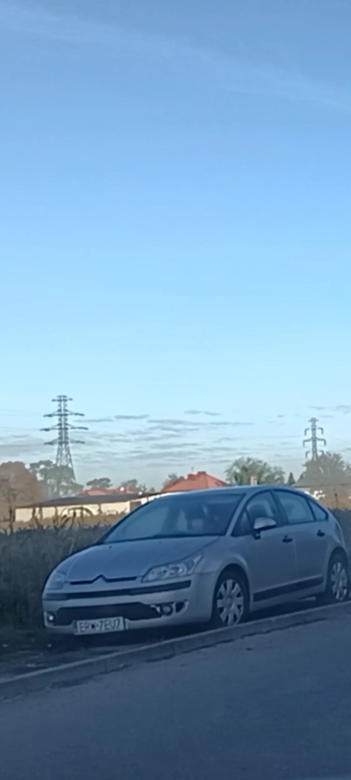 Stanął na trawniku i poszedł. Tu nie ma miejsc do parkowania, tu jest zakaz zatrzymywania się i postoju, cwaniaku, dlatego masz fotkę.