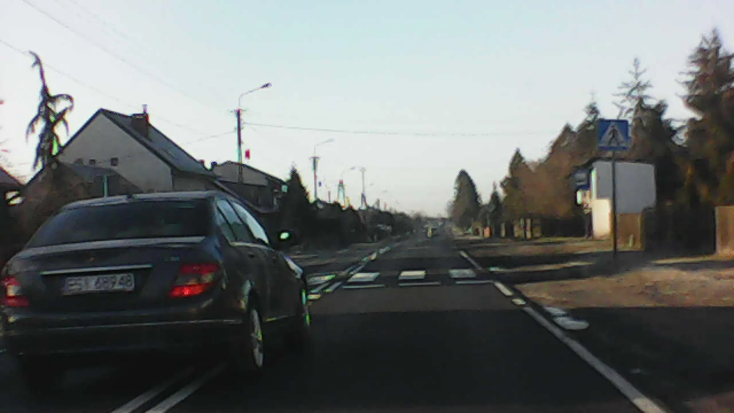 to, że masz mercedesa, nie znaczy, że możesz sobie łamać przepisy. Nie wspomnę o zachowaniu przed ta sytuacją, kiedy latałeś sobie bokiem przez drogę :I