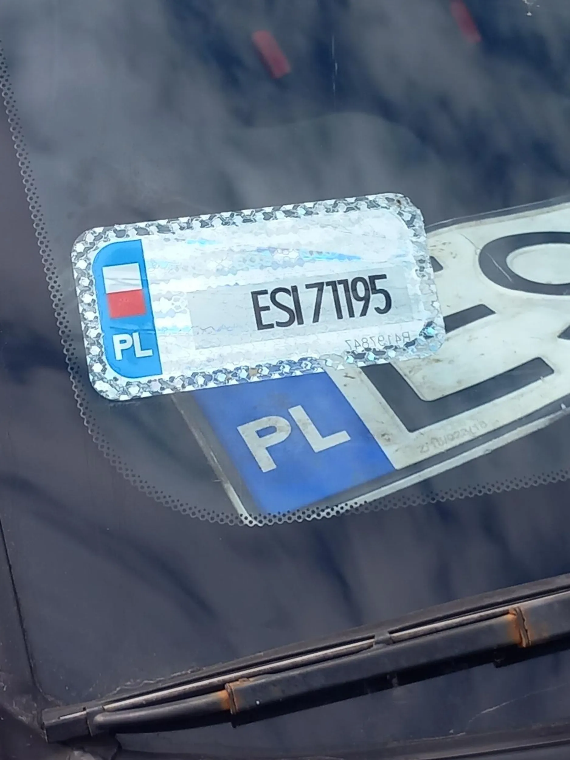 Piękne parkowanie na przejezdzie i samochód bez tablic