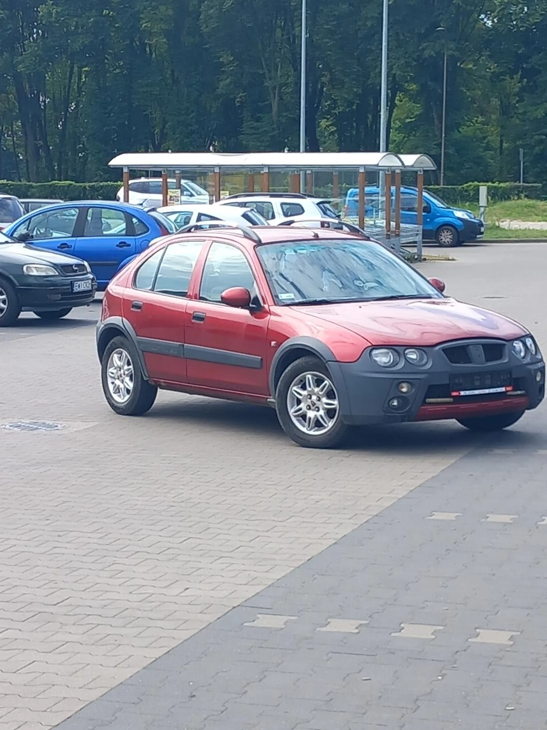 Piękne parkowanie na przejezdzie i samochód bez tablic