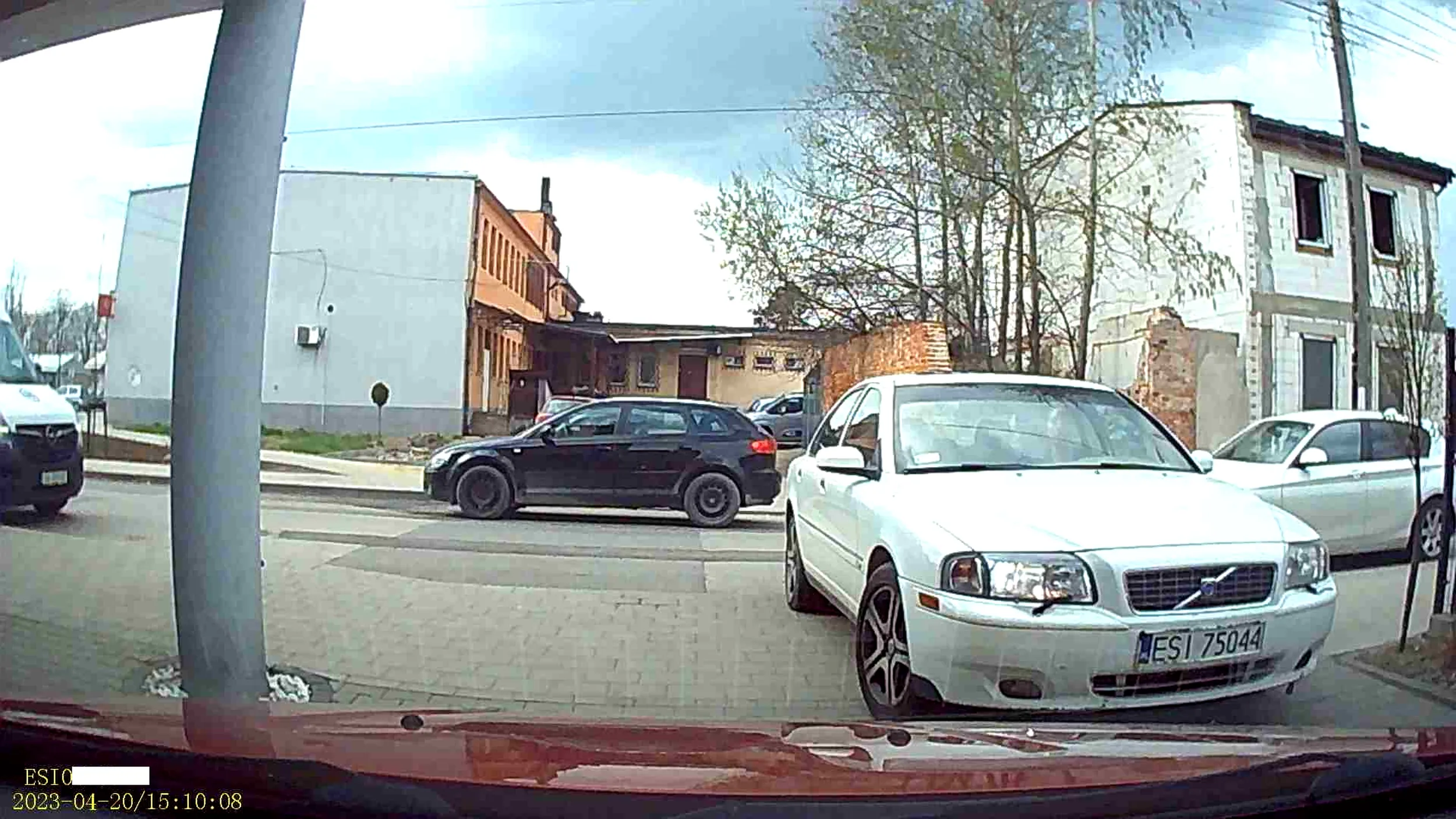 Zaparkowała na przejeździe, przy czym zablokowała wyjazd dla samochodów stojących na parkingu. Odblokowała przejazd dopiero po zatrąbieniu.