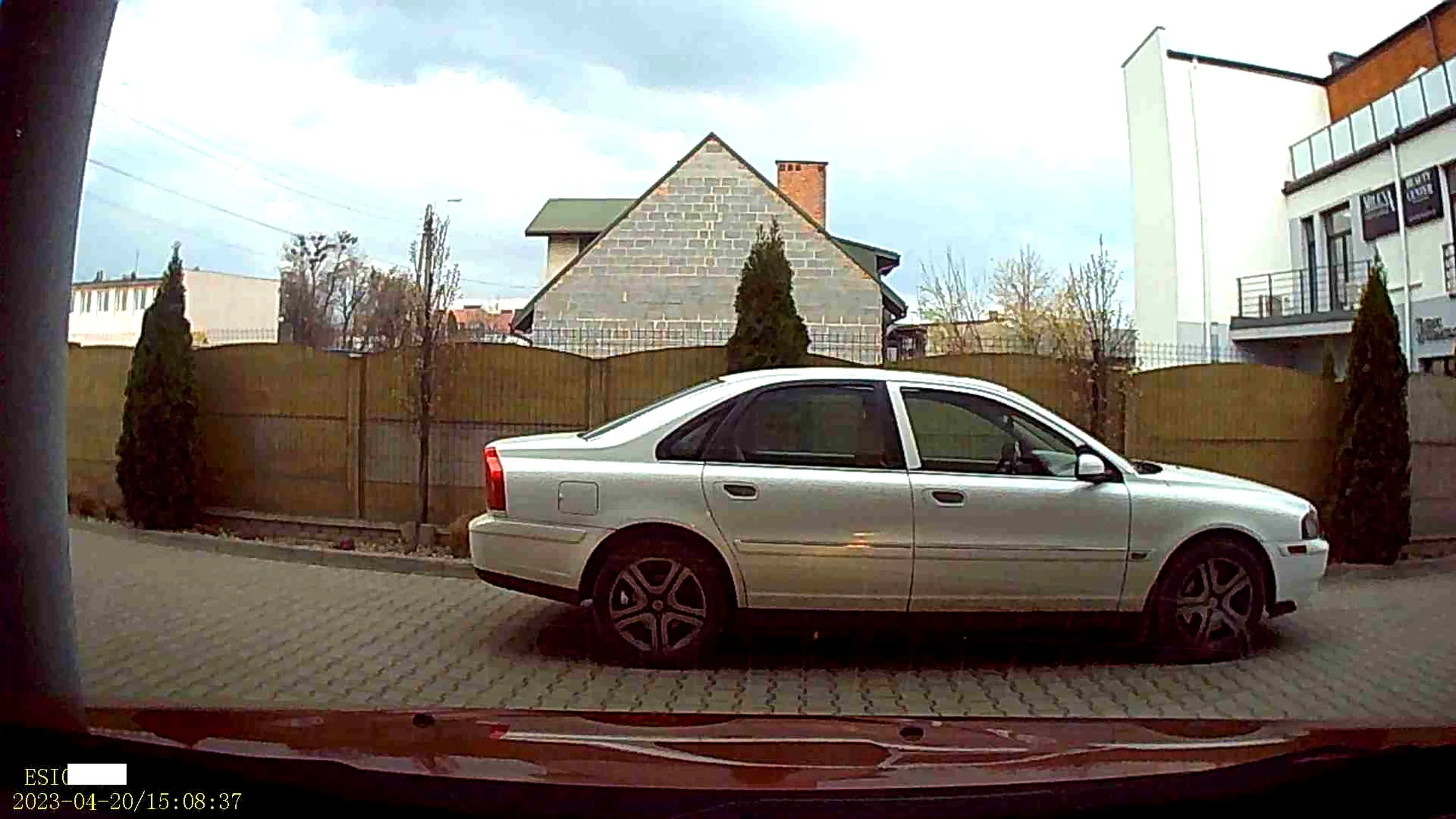 Zaparkowała na przejeździe, przy czym zablokowała wyjazd dla samochodów stojących na parkingu. Odblokowała przejazd dopiero po zatrąbieniu.