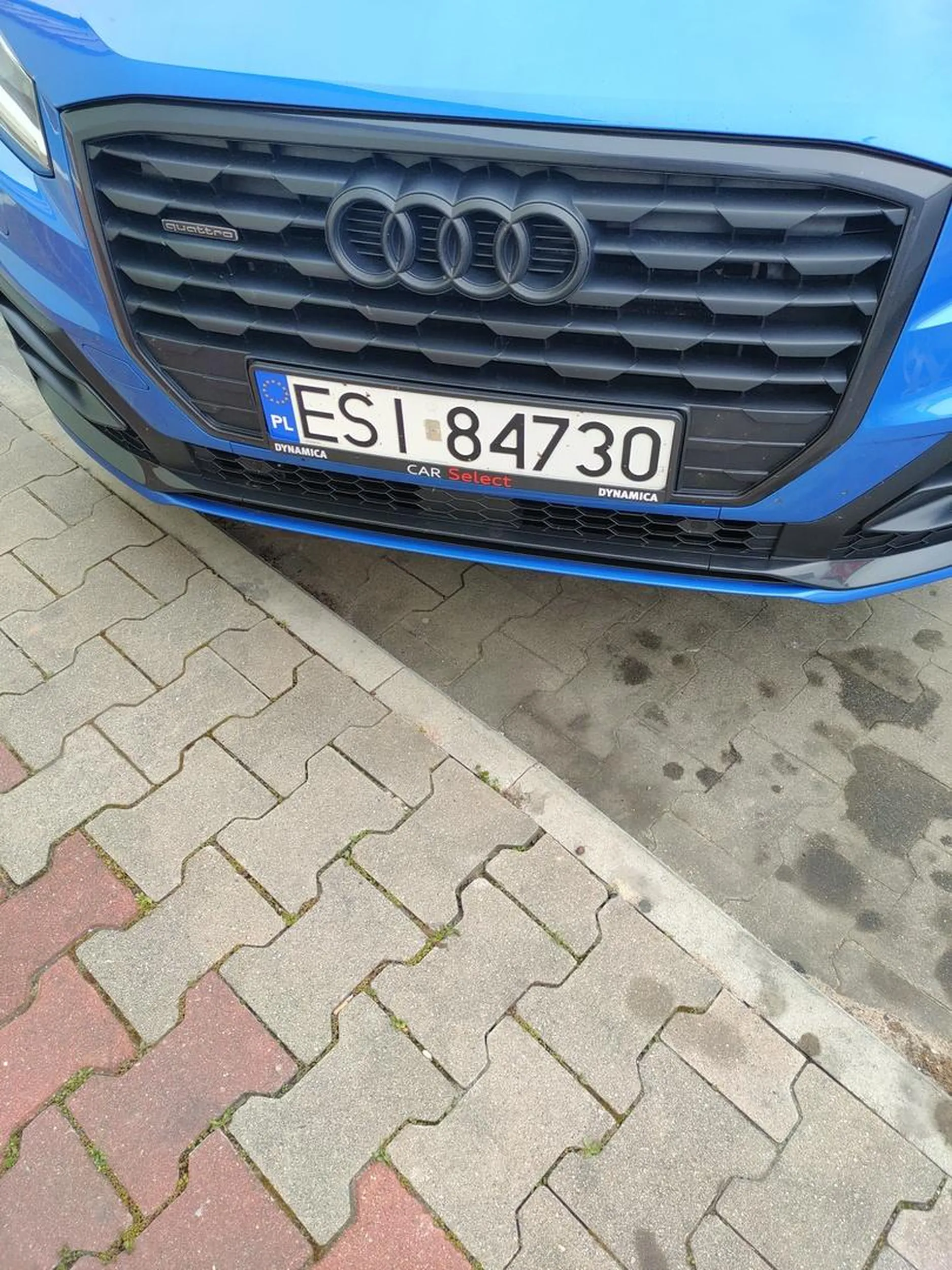 No przecież jak się ma kałdi, to się parkuje jak się podoba, ja mogę  a co!