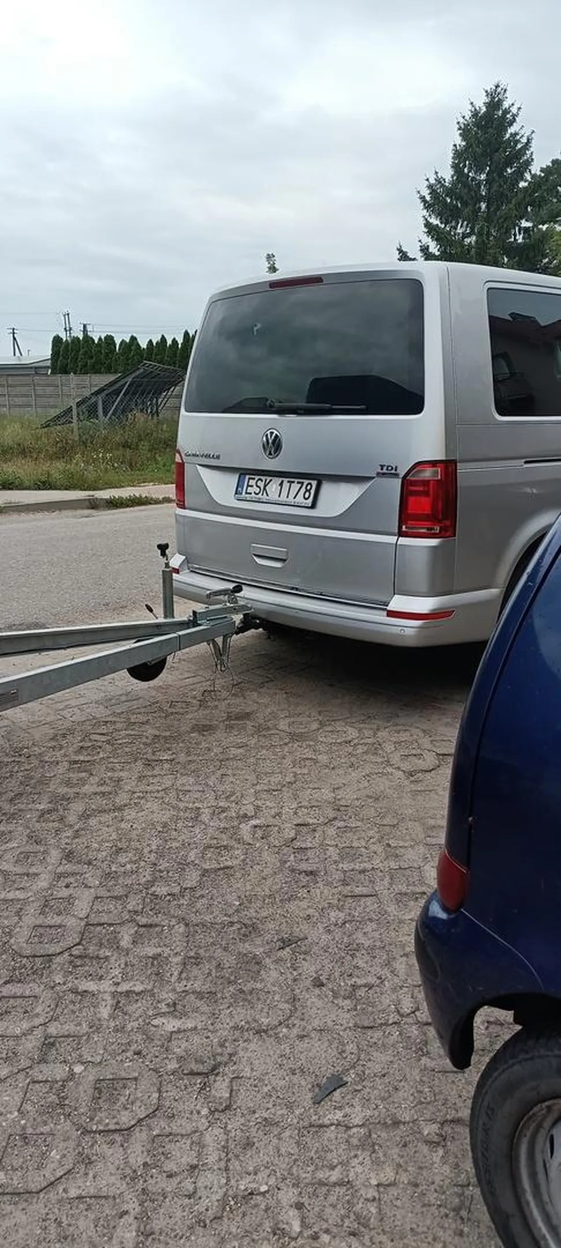 Waćpan zaparkował wzdłuż parkingu tak aby nie można byłoby wyjechać