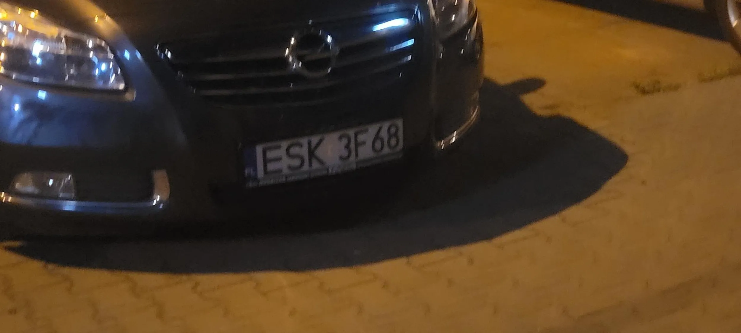 Nie potrafi parkować. Kierowcy jest obojętne że blokuje innym i tak mało dostępną ilość miejsc parkingowych.