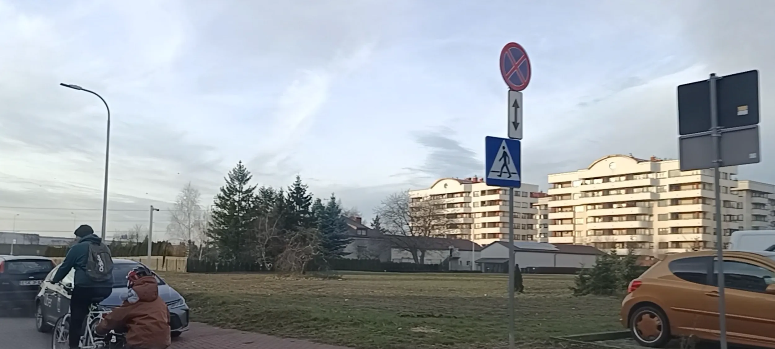 W Warszawie na ulicy gdzie jest zakaz zatrzymywania się i postoju stoi porzucone uszkodzone auto.