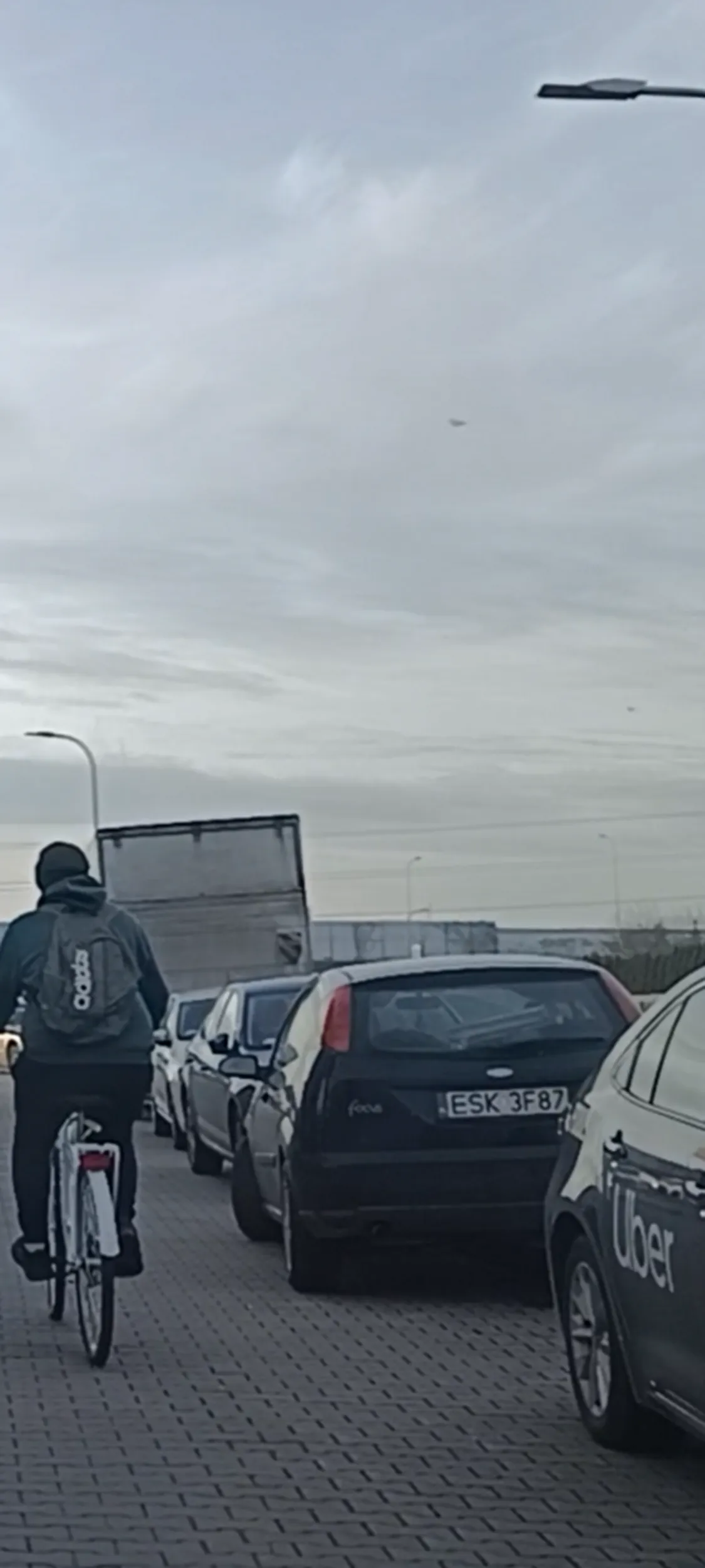 W Warszawie na ulicy gdzie jest zakaz zatrzymywania się i postoju stoi porzucone uszkodzone auto.