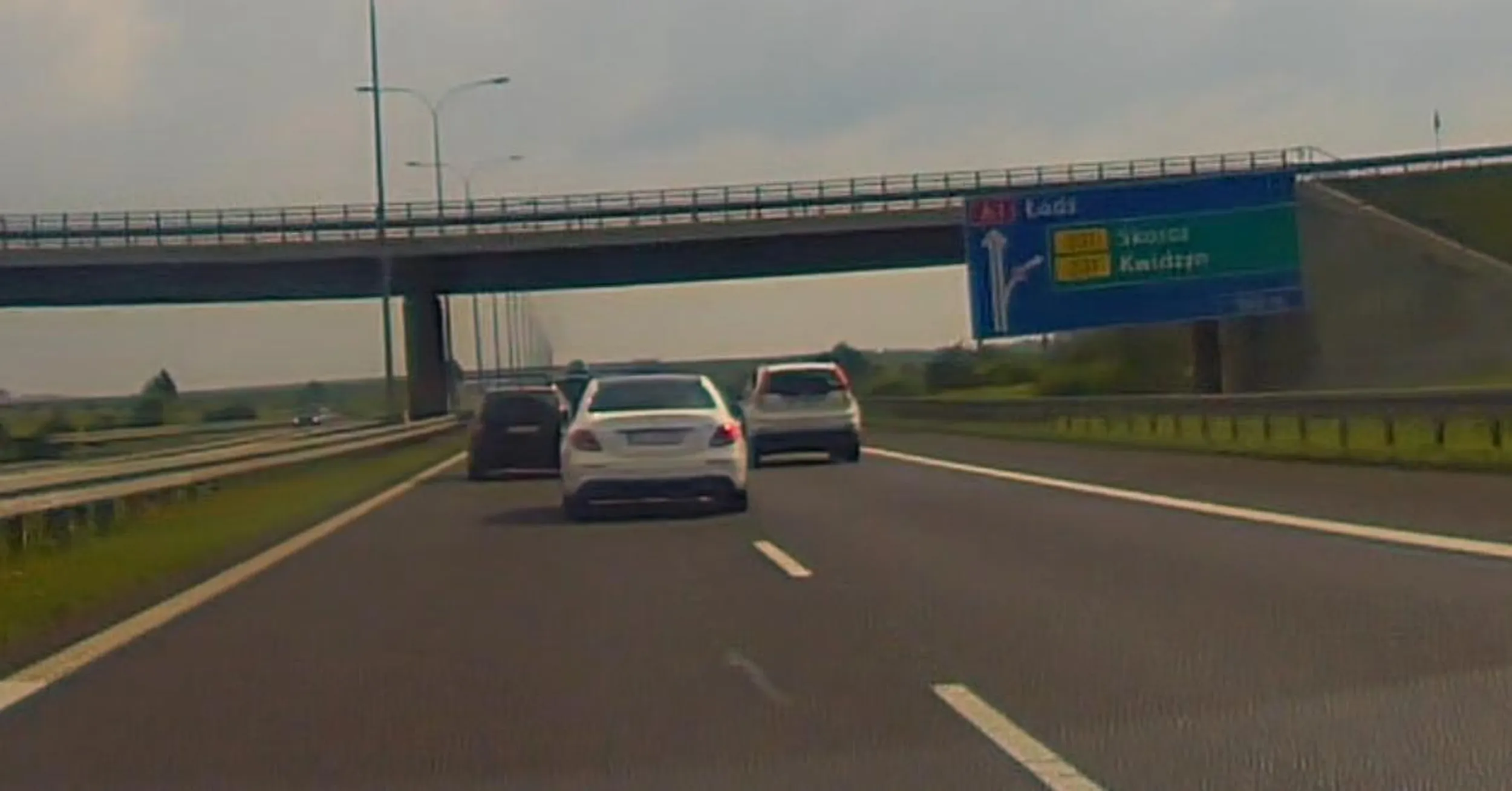 Pirat drogowy w białym Mercedesi, wyprzedzał na A1 środkiem autostrady i wymuszał zjazd mu z drogi, chyba mu się spieszyło z Gdańska do Łodzi.