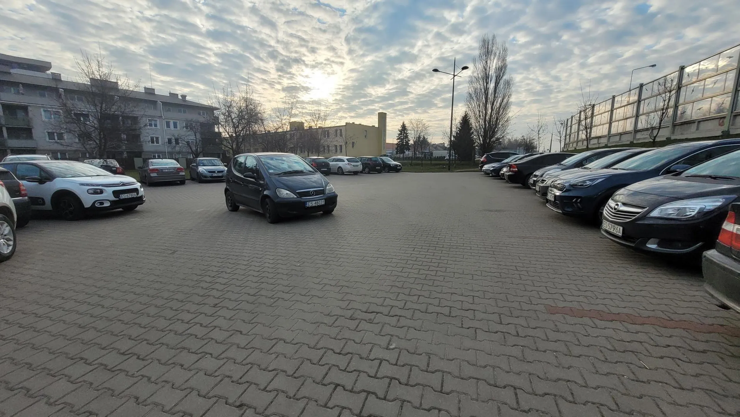 Szpieszenie się  na pociąg nie jest powodem stawania auta na środku placu. Kawałek dalej jest kolejny parking