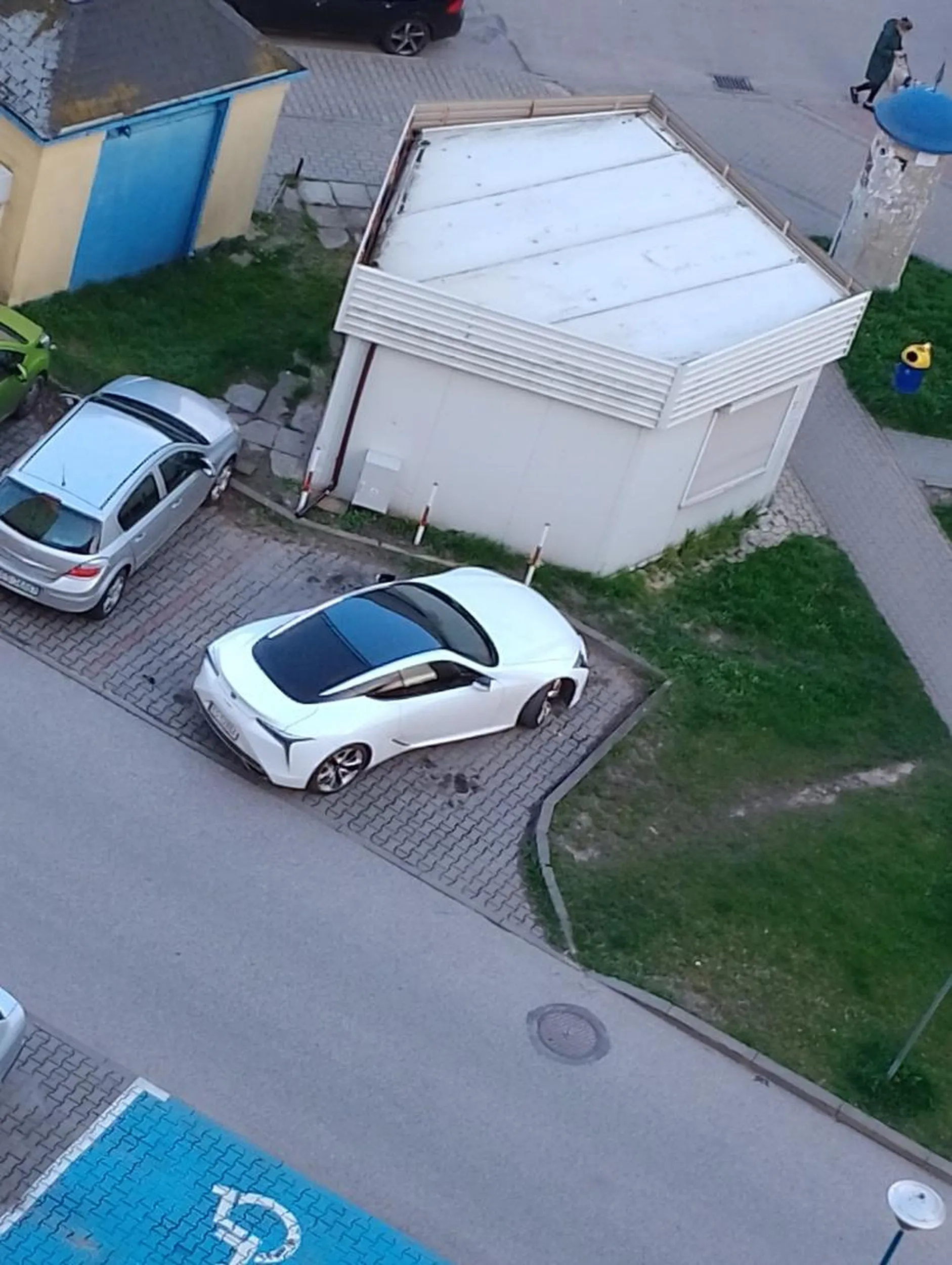 Nie potrafi parkować, zajął 2 miejsca.