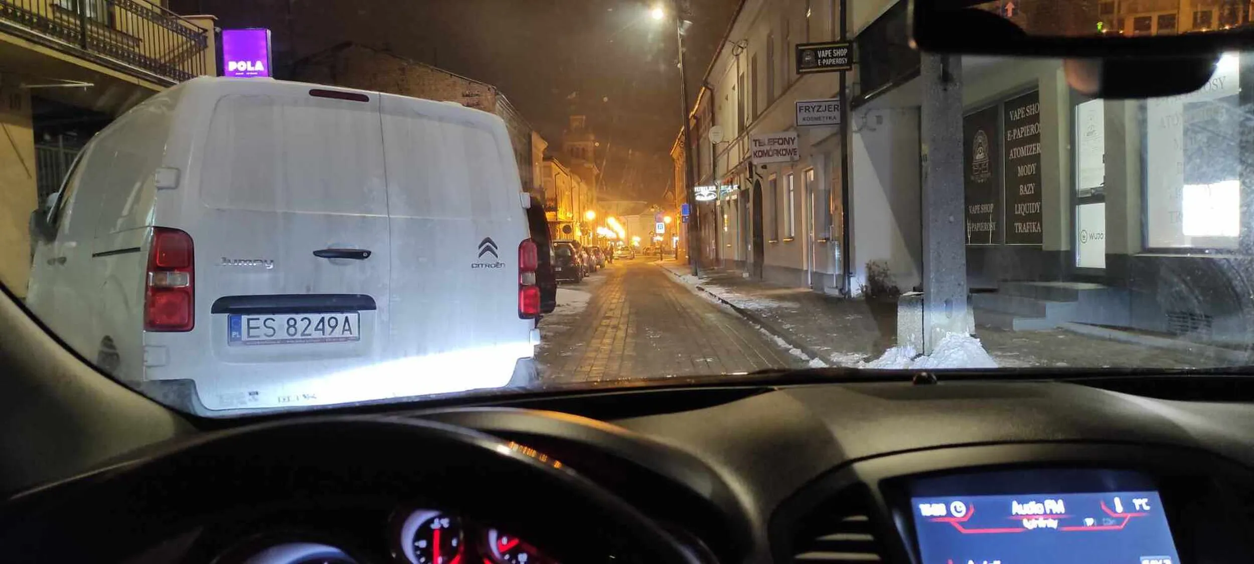 Prawie codziennie ten samochód tak parkuje i nieraz zdarza się że zaparkuje przed samą maską innym samochodom co utrudnia wyjechanie