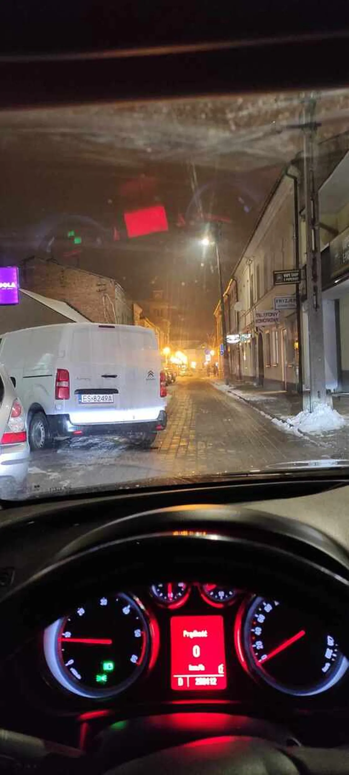 Prawie codziennie ten samochód tak parkuje i nieraz zdarza się że zaparkuje przed samą maską innym samochodom co utrudnia wyjechanie