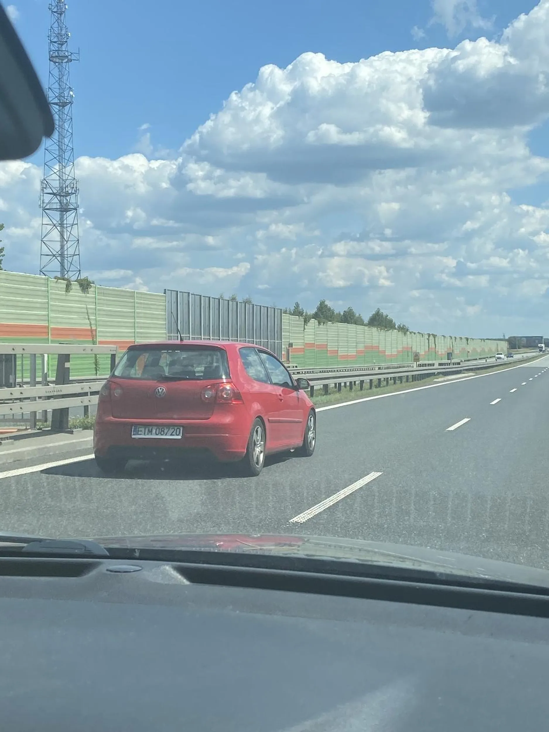 Na autostradzie siedzi na zderzaku i próbuje być szeryfem…próbuje to dobre słowo.