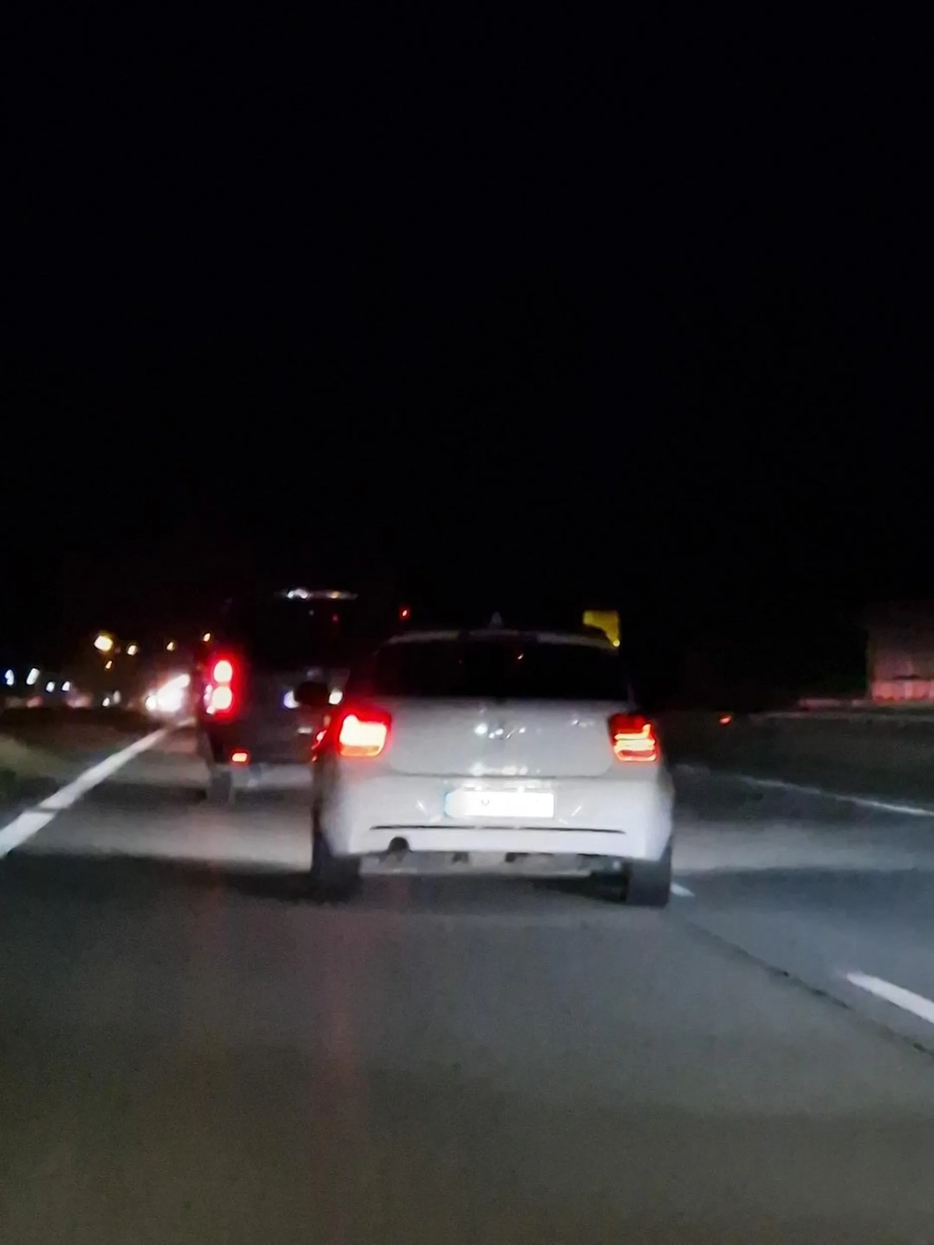 Mruga światłami, siedzi na zderzaku. Typowy znudzony swoim autem beemiarz