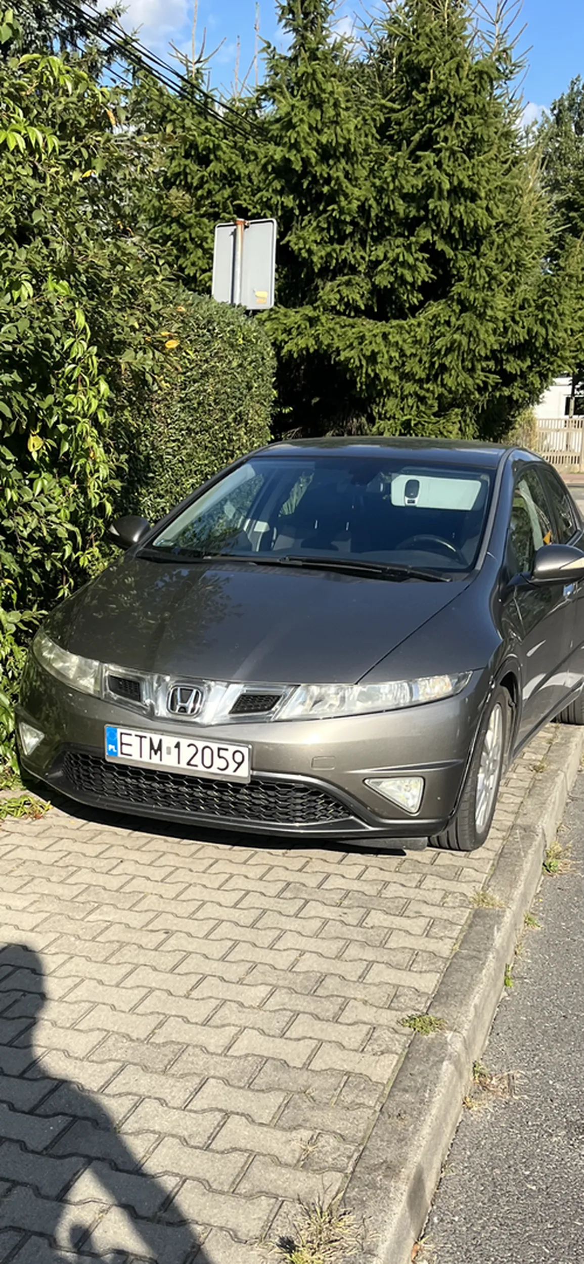 Kolejny mistrz parkowania, bo przecież w pobliżu nie ma parkingu aby zaparkować. Nie pozdrawiam, jeden z wielu pieszych