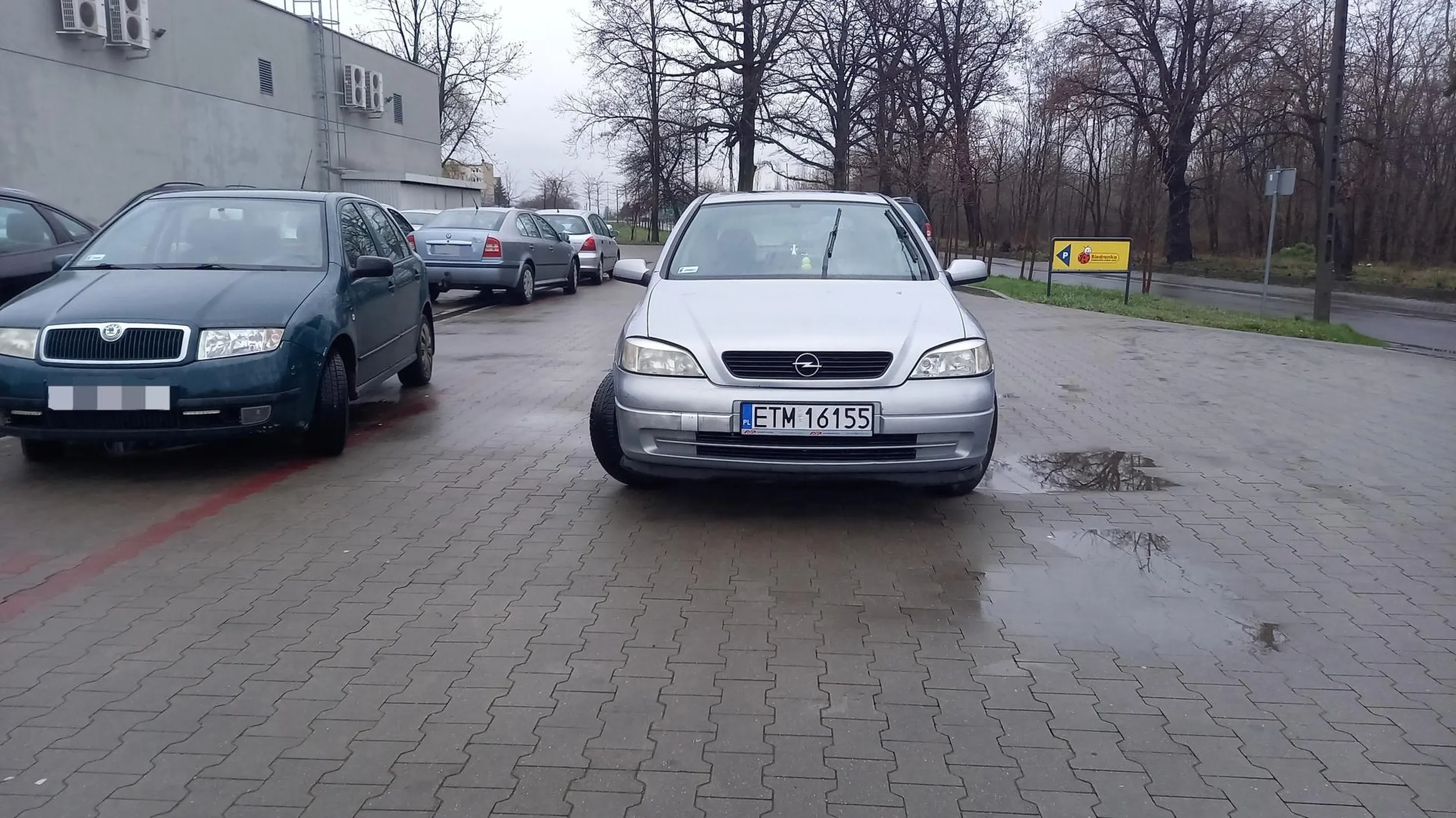 Mistrz parkowania. PS na parkingu było ok 15 wolnych miejsc