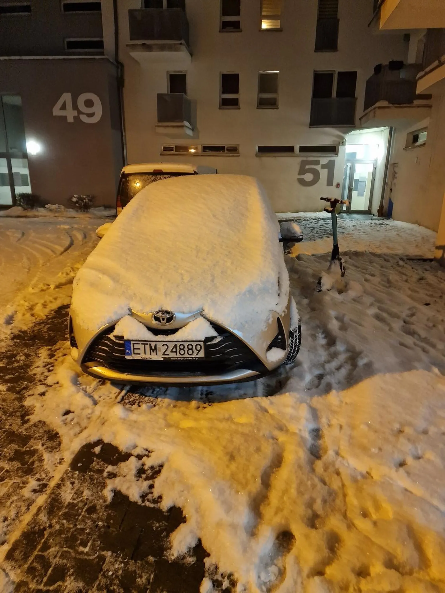 Wszechmożny kierowco, jak już parkujesz na osiedlu w którym jest strefa zamieszkania i łamiesz zakaz parkowania w miejscach nieoznaczonych, to chociaż stań sobie tym gruzem tak, żeby dało się przejść po chodniku. :)